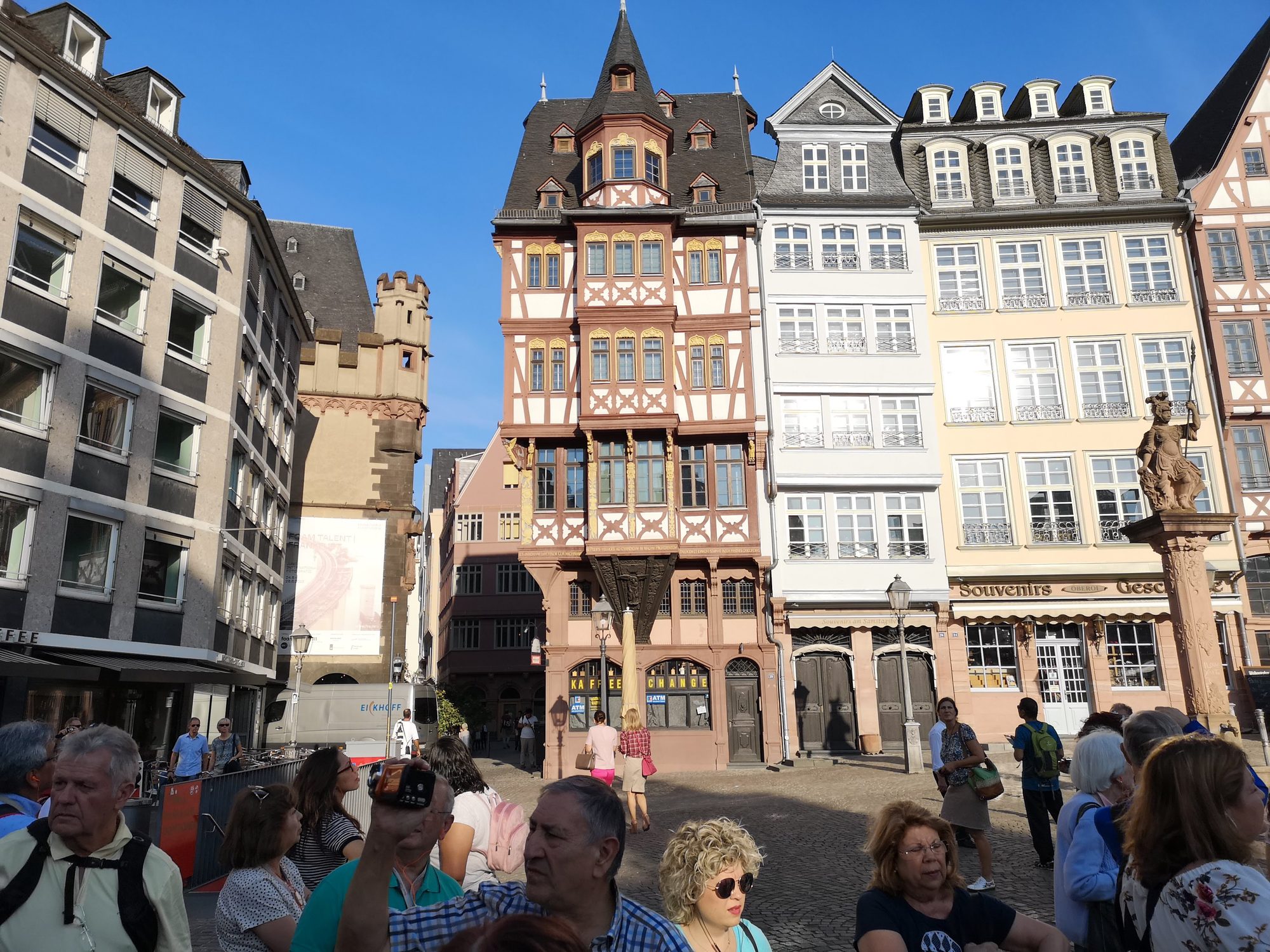 Edificios históricos con entramado de madera en la plaza Römerberg de Fráncfort del Meno.