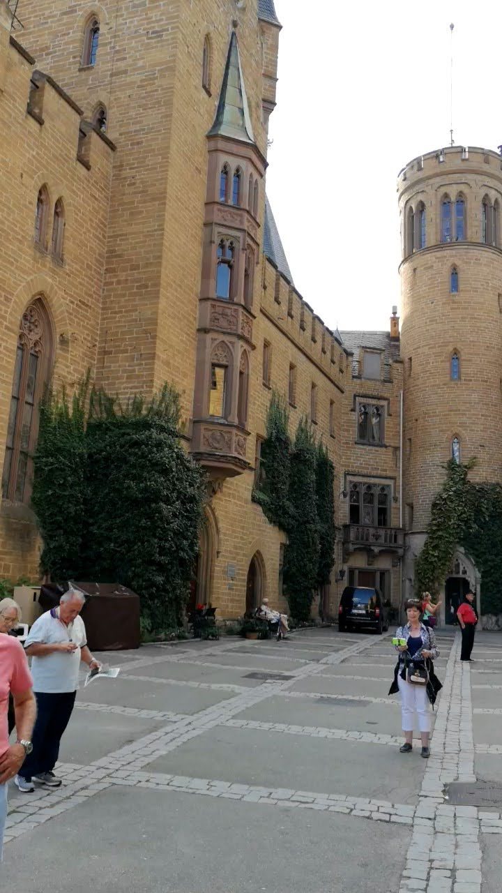 Patio interior empedrado del Castillo de Hohenzollern flanqueado por torres y muros góticos.