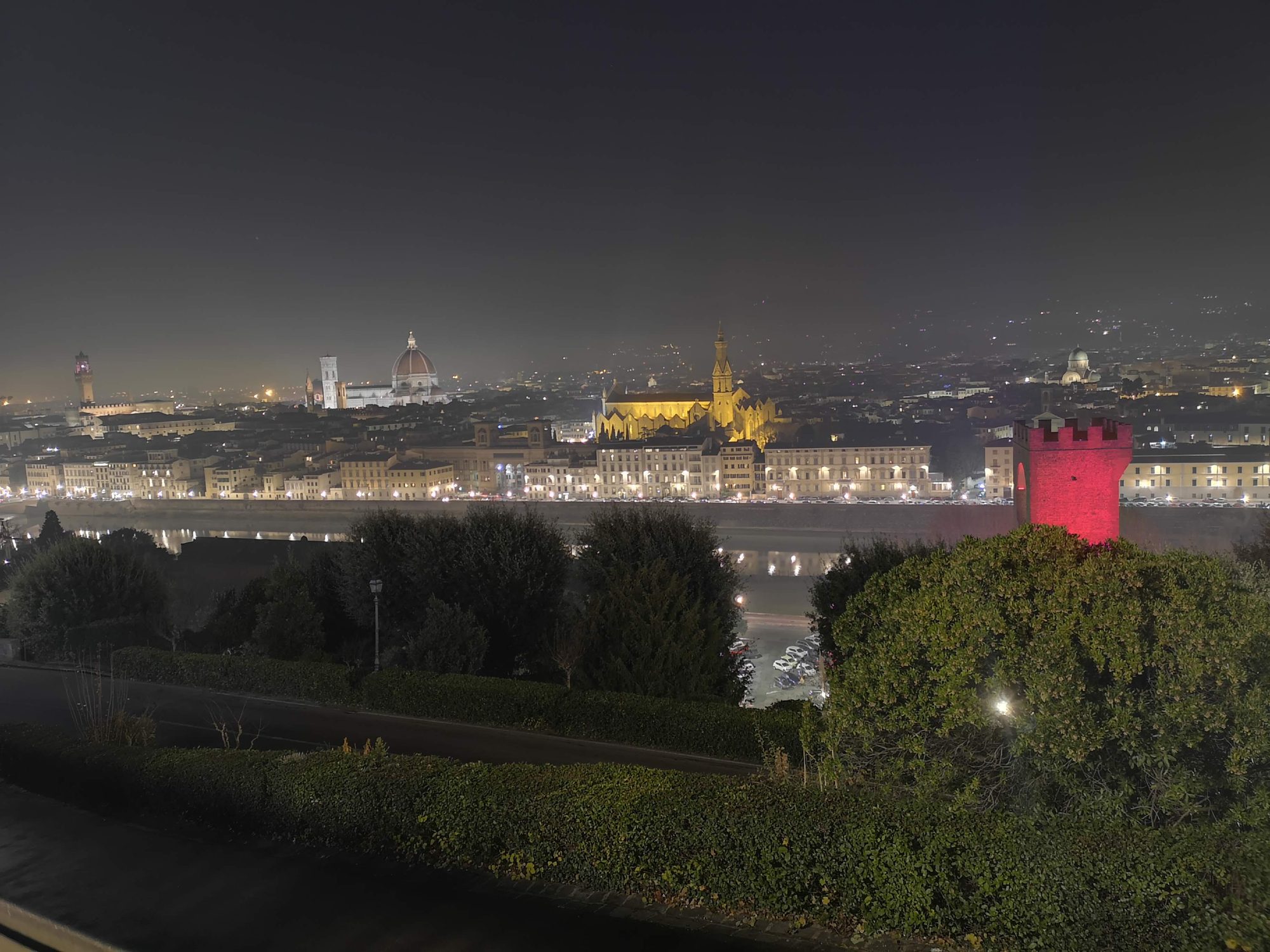 Panorámica nocturna de Florencia iluminada con el Duomo y el río Arno al fondo.