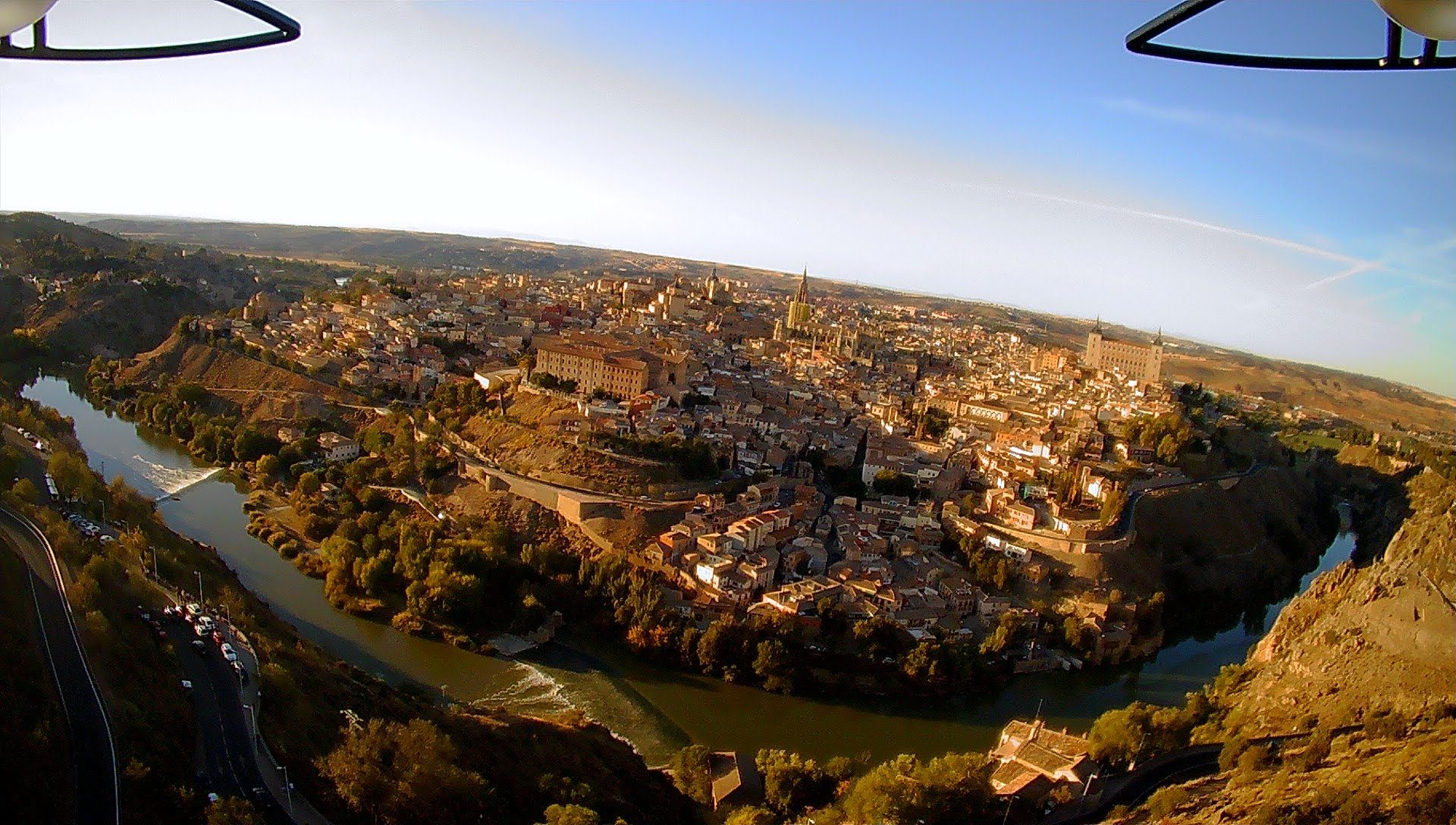 Vista panorámica aérea del casco histórico de Toledo rodeado por el río Tajo.