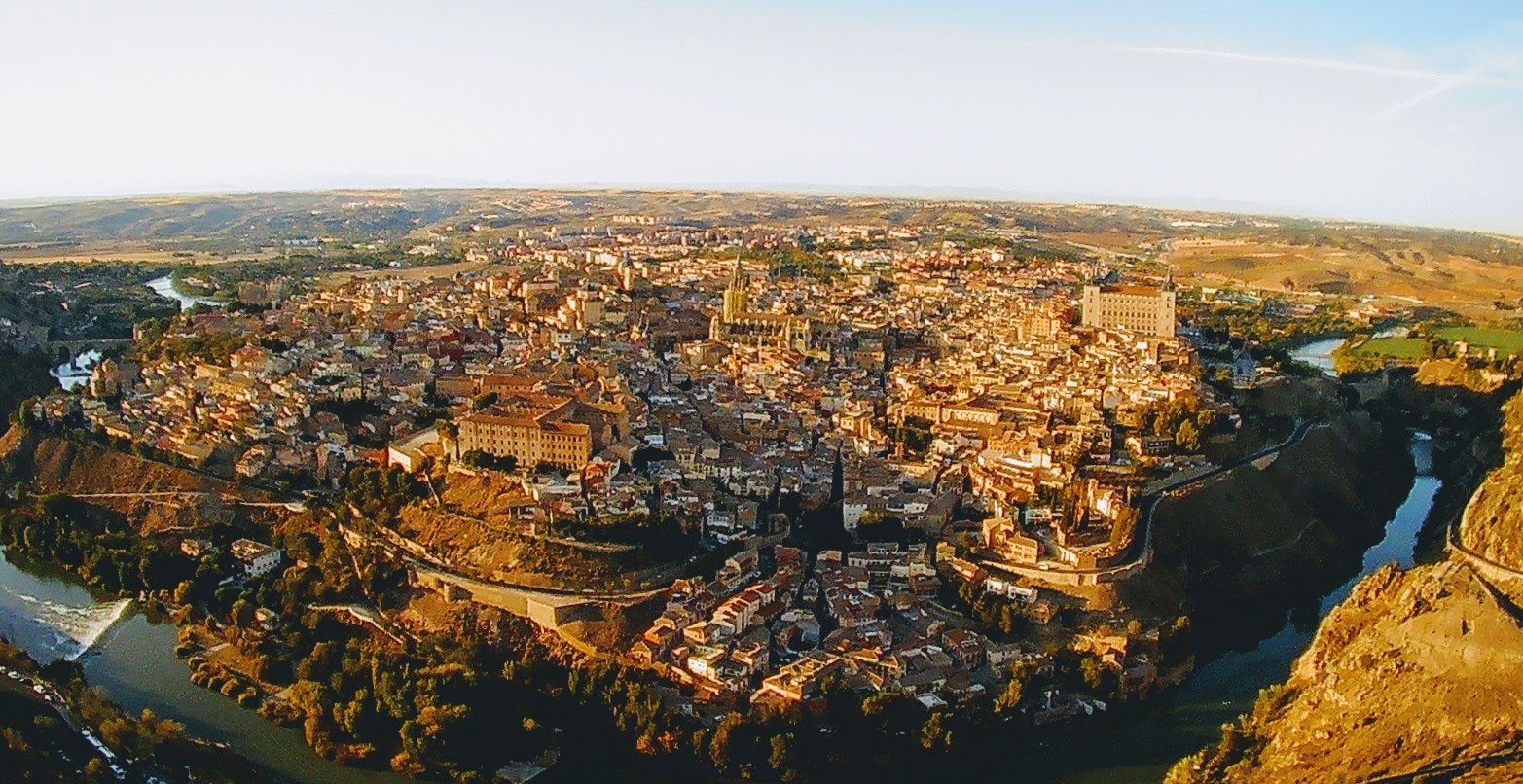 Vista panorámica del casco histórico de Toledo rodeado por el río Tajo al atardecer.
