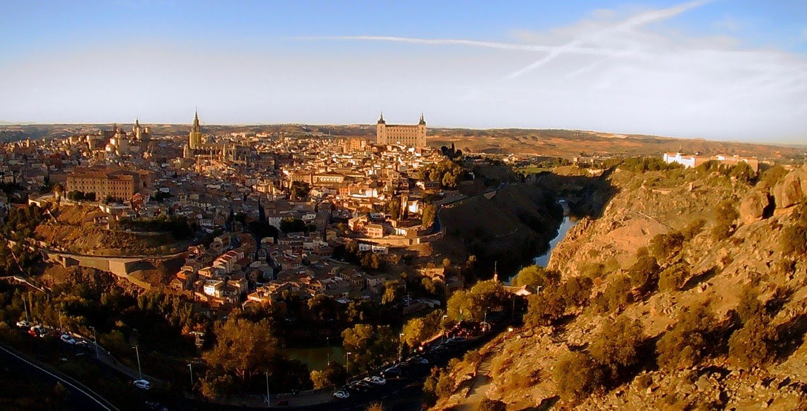 Vista panorámica del casco histórico de Toledo, el Alcázar y el río Tajo.