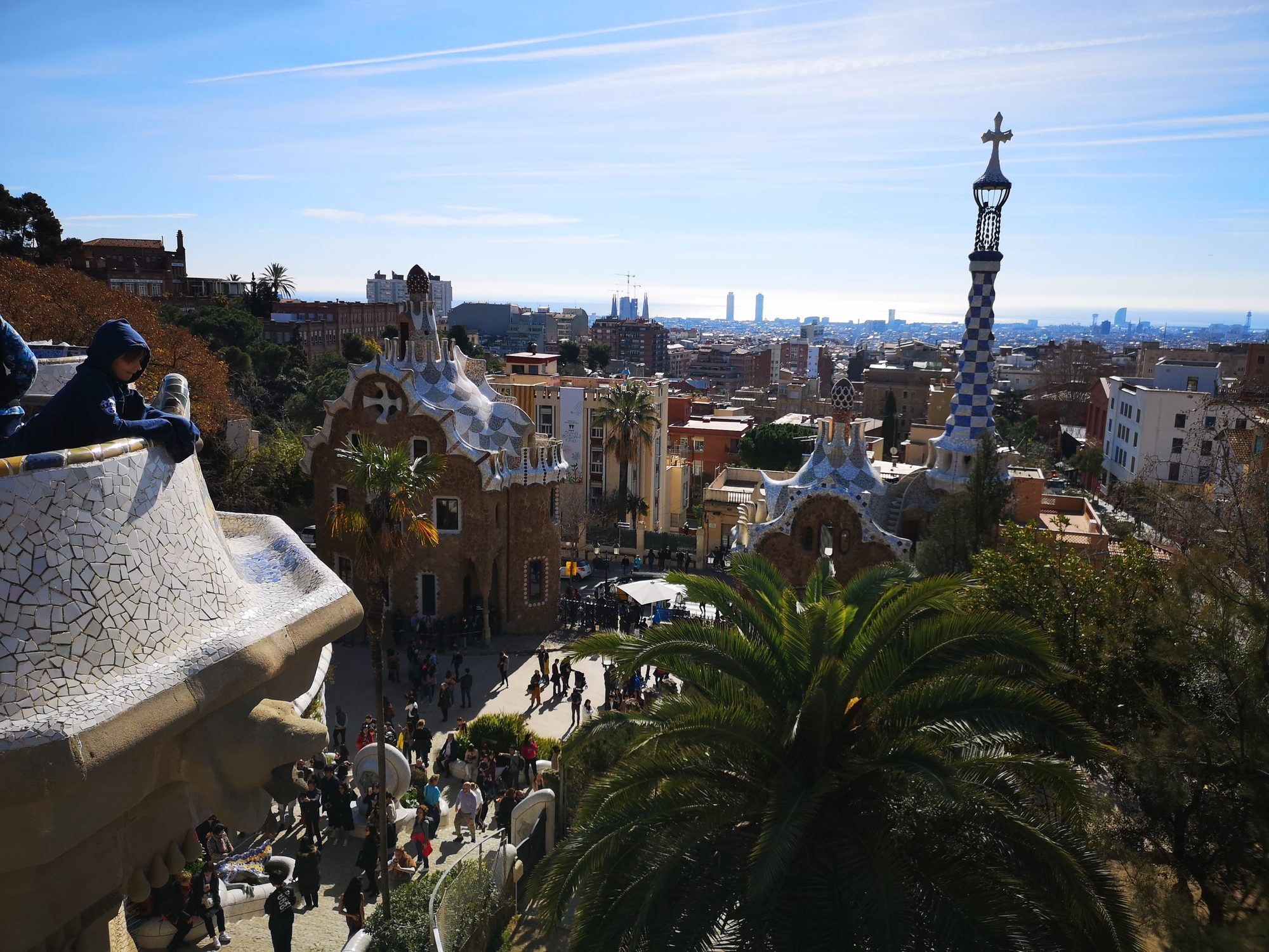 Vista panorámica de Barcelona y los pabellones modernistas desde el Park Güell de Gaudí.