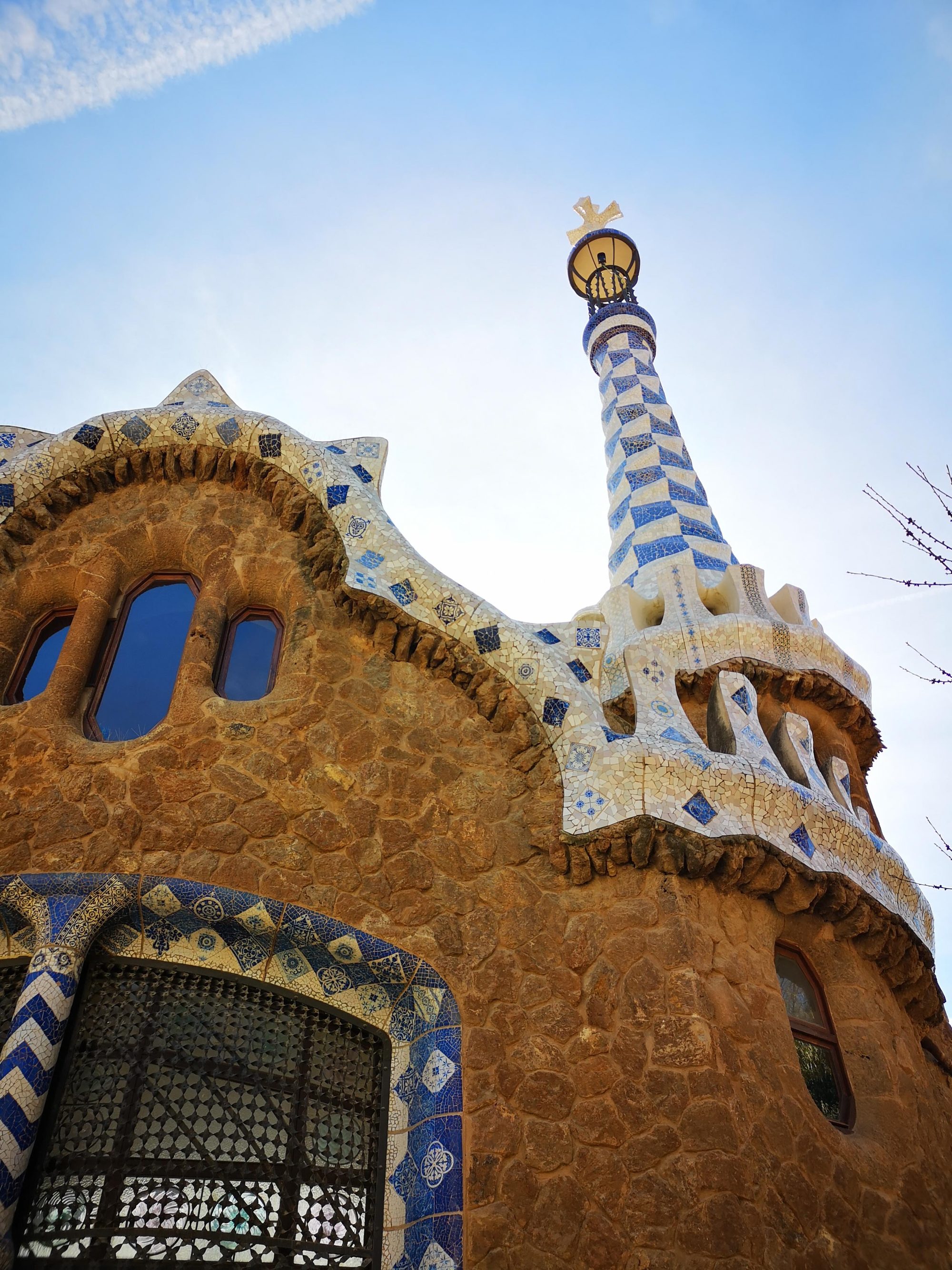 Torre y fachada modernista con mosaicos cerámicos en el Park Güell de Barcelona.