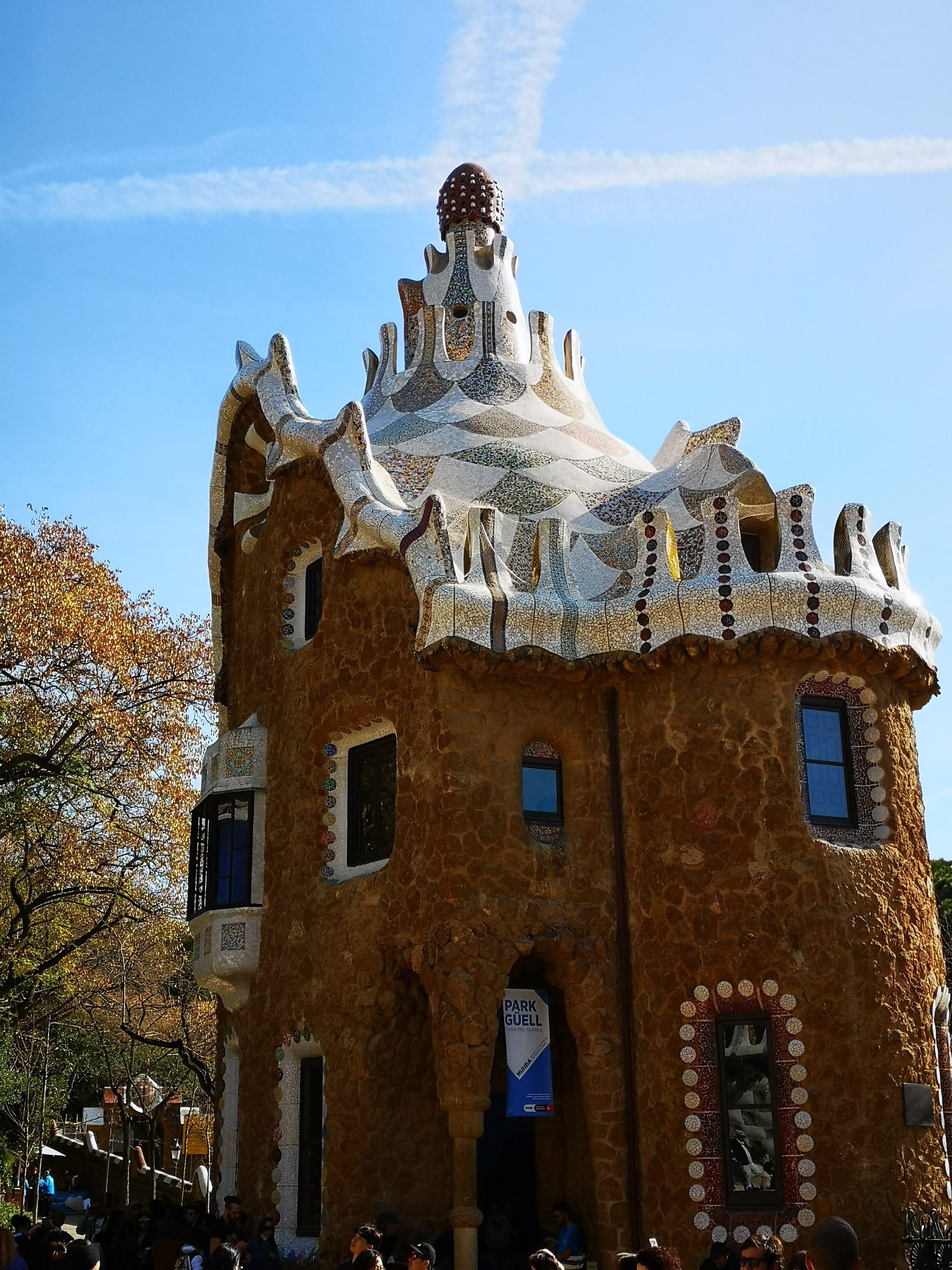 Pabellón de entrada con tejado de mosaico ondulado en el Park Güell de Barcelona.
