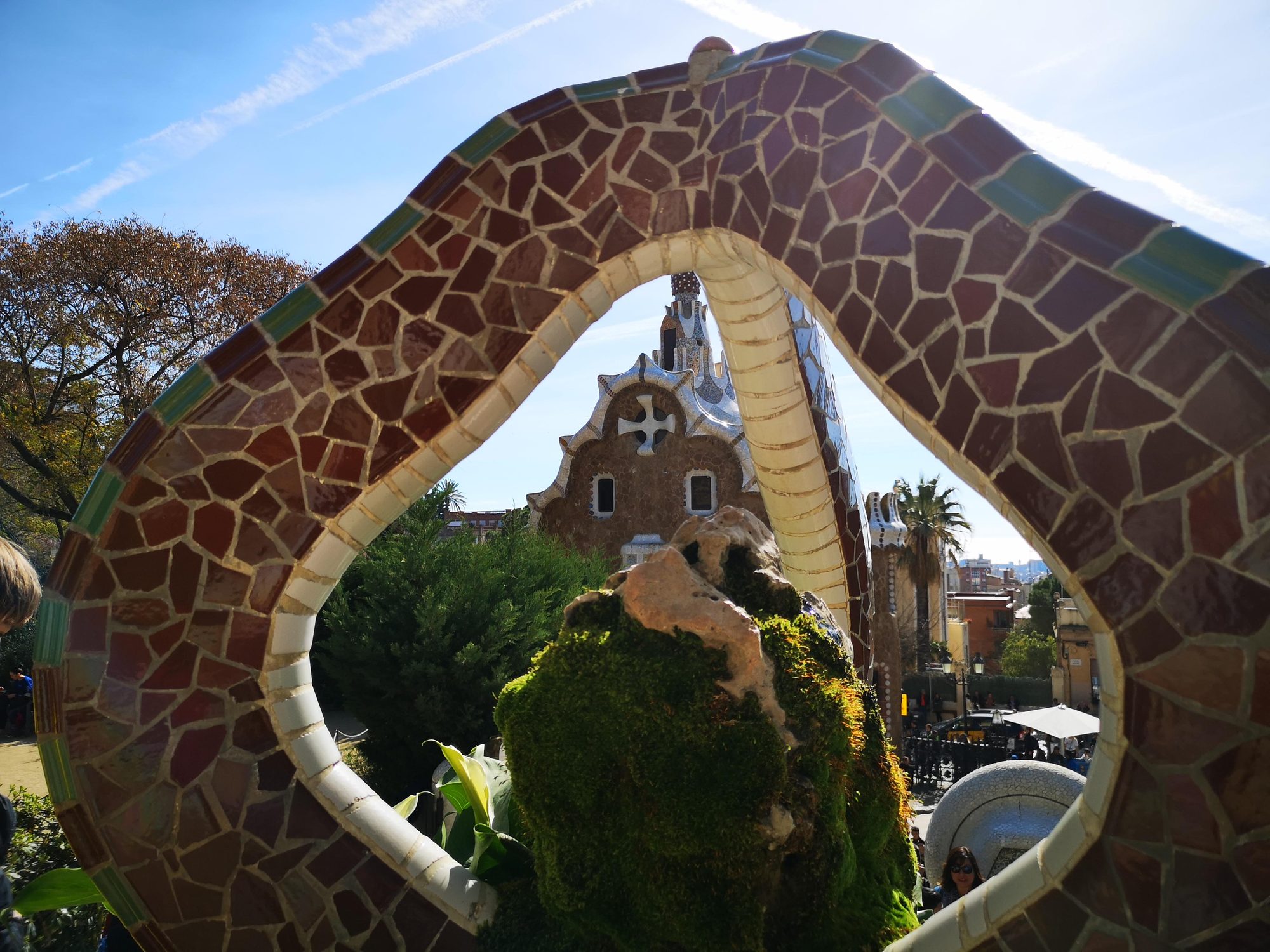 Pabellón del Park Güell encuadrado a través de un mosaico trencadís en Barcelona.