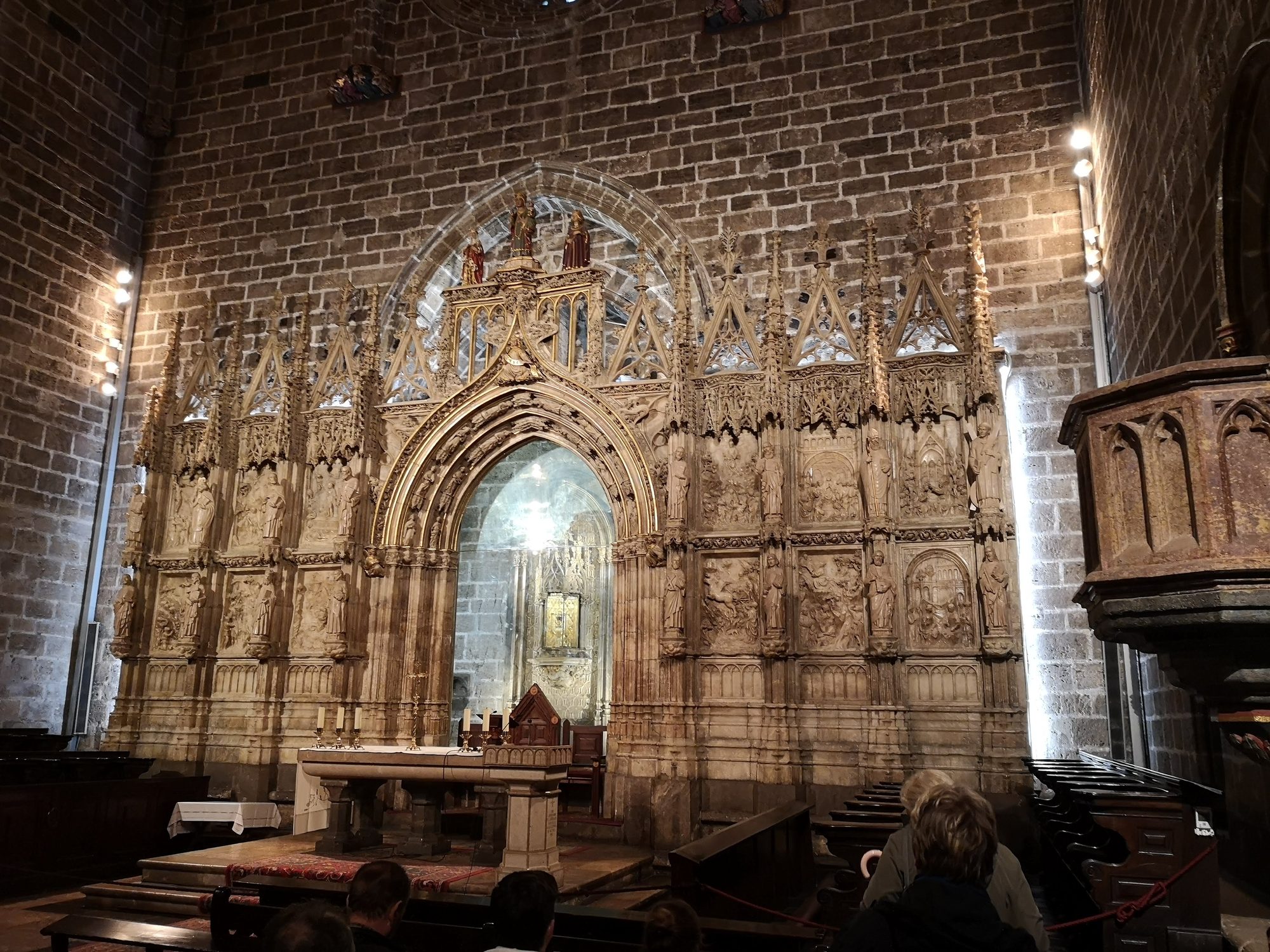Retablo gótico de alabastro en la capilla del Santo Cáliz de la Catedral de Valencia.