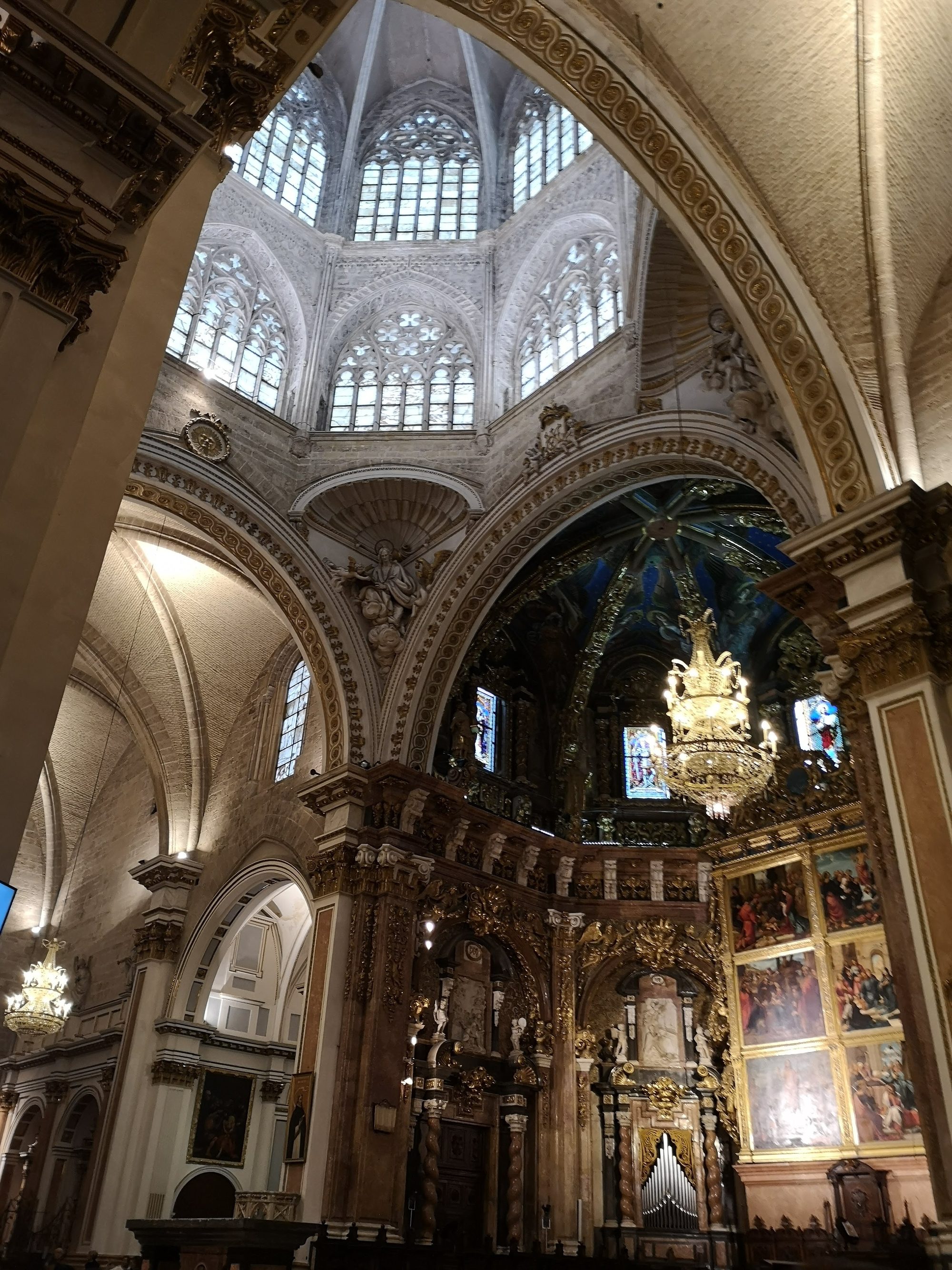 Cúpula gótica luminosa y altar mayor decorado de la Catedral de Valencia.