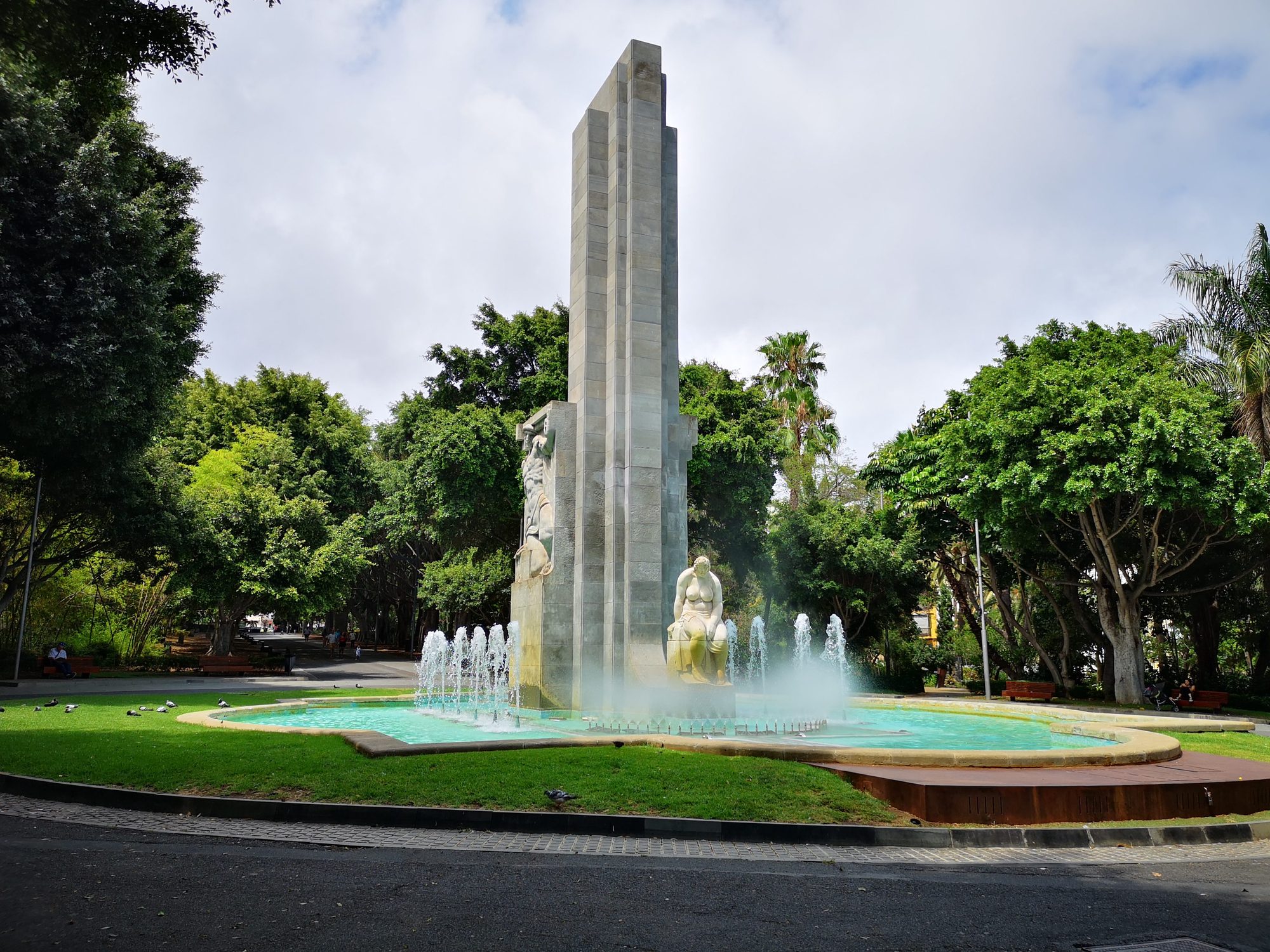 Monumento a García Sanabria con fuente y jardines en Santa Cruz de Tenerife.