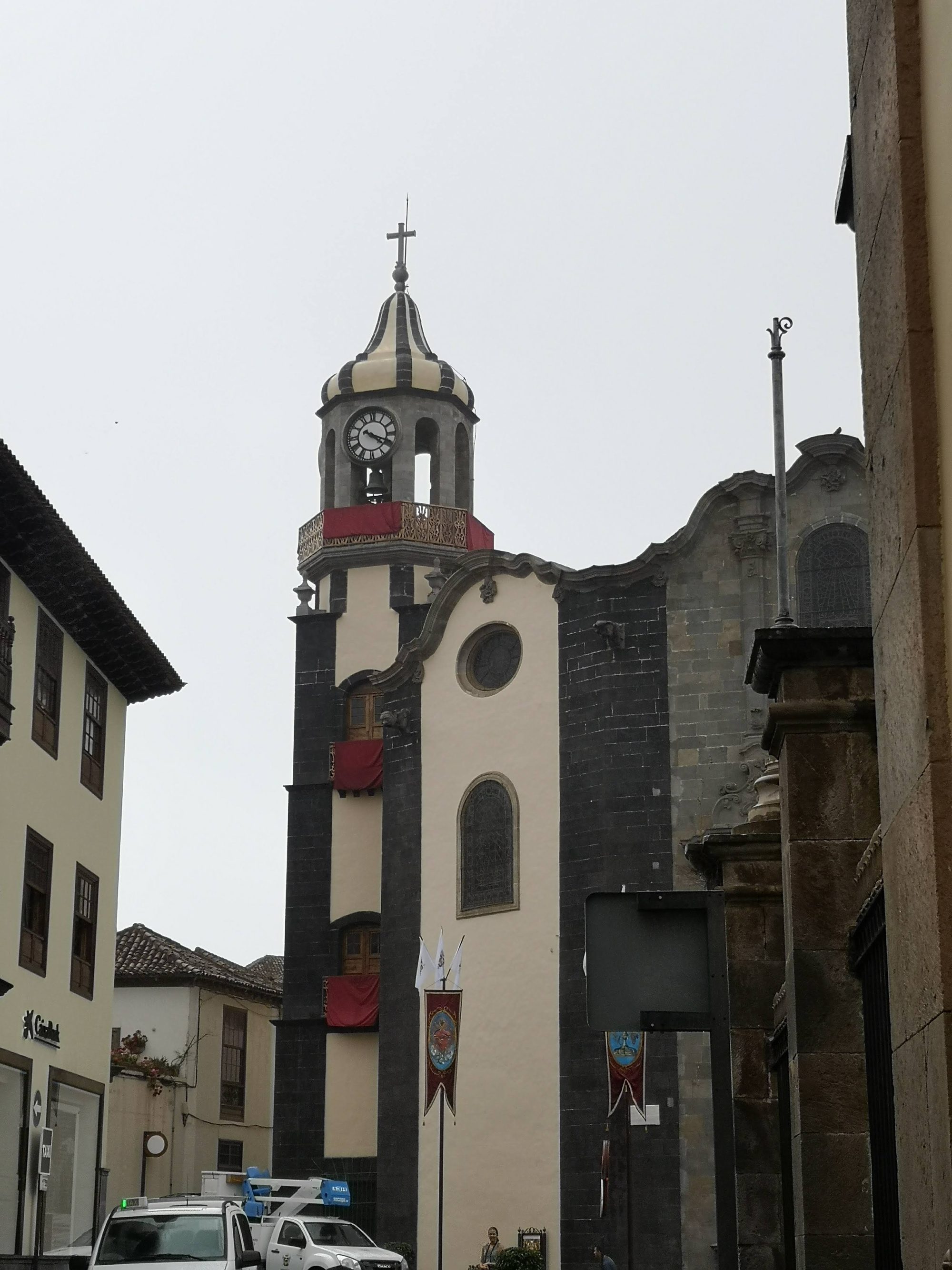 Campanario barroco con reloj y fachada de la iglesia histórica de La Orotava.