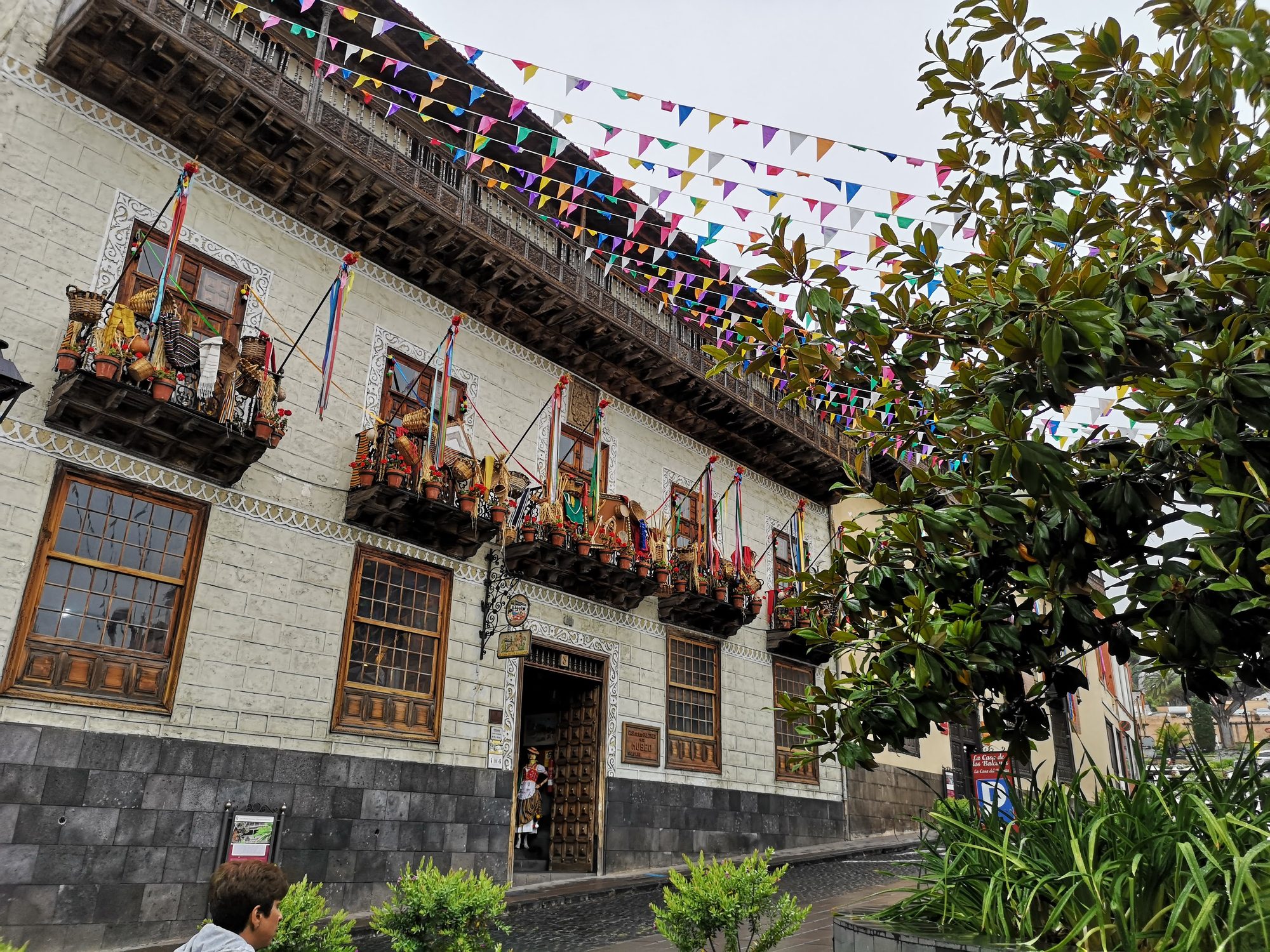 Fachada histórica de la Casa de los Balcones decorada con banderines en La Orotava.
