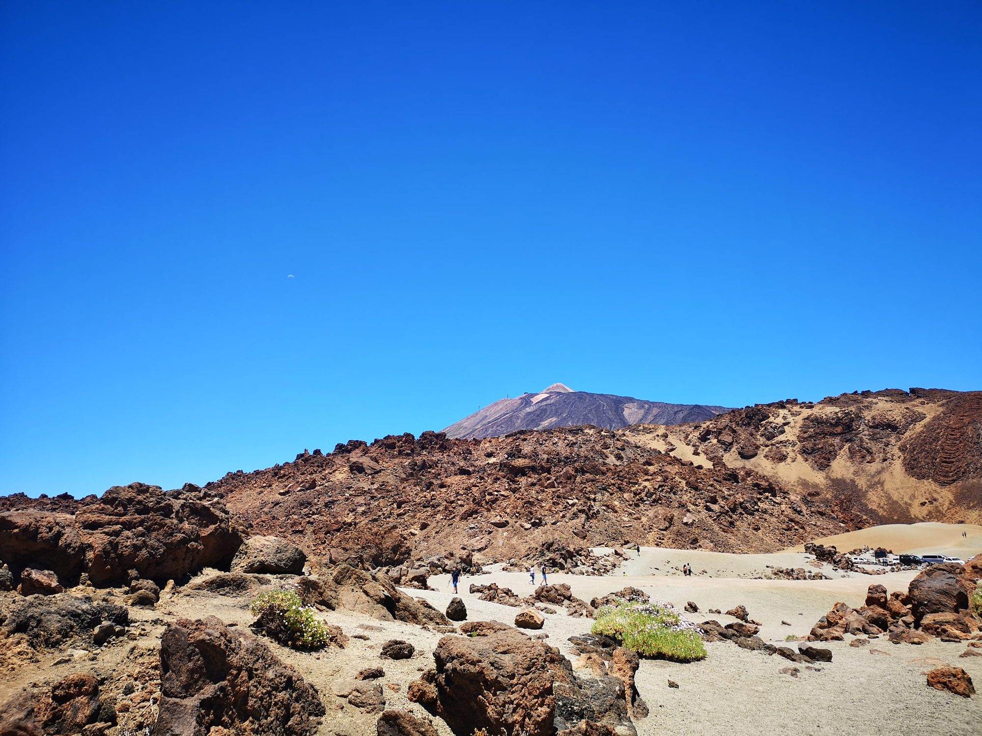 Paisaje volcánico del Teide con formaciones rocosas y cielo azul despejado en Tenerife.