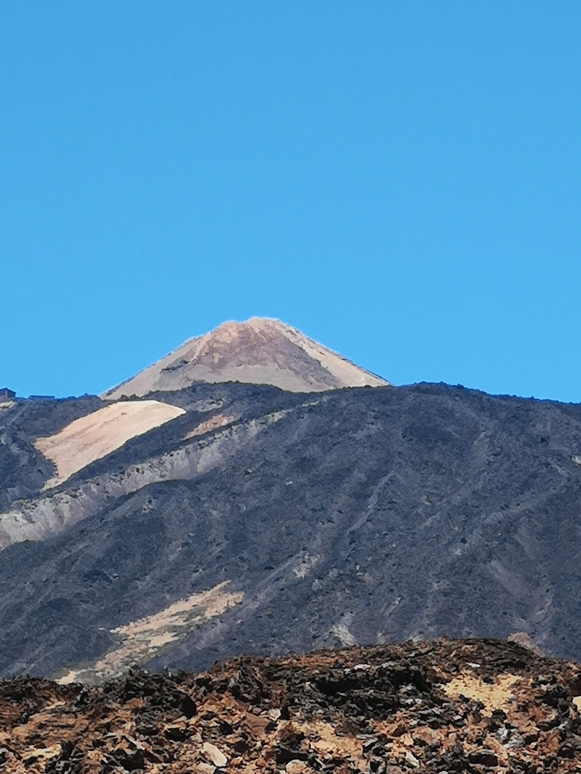 Cima volcánica del Teide bajo un cielo azul despejado en Tenerife.