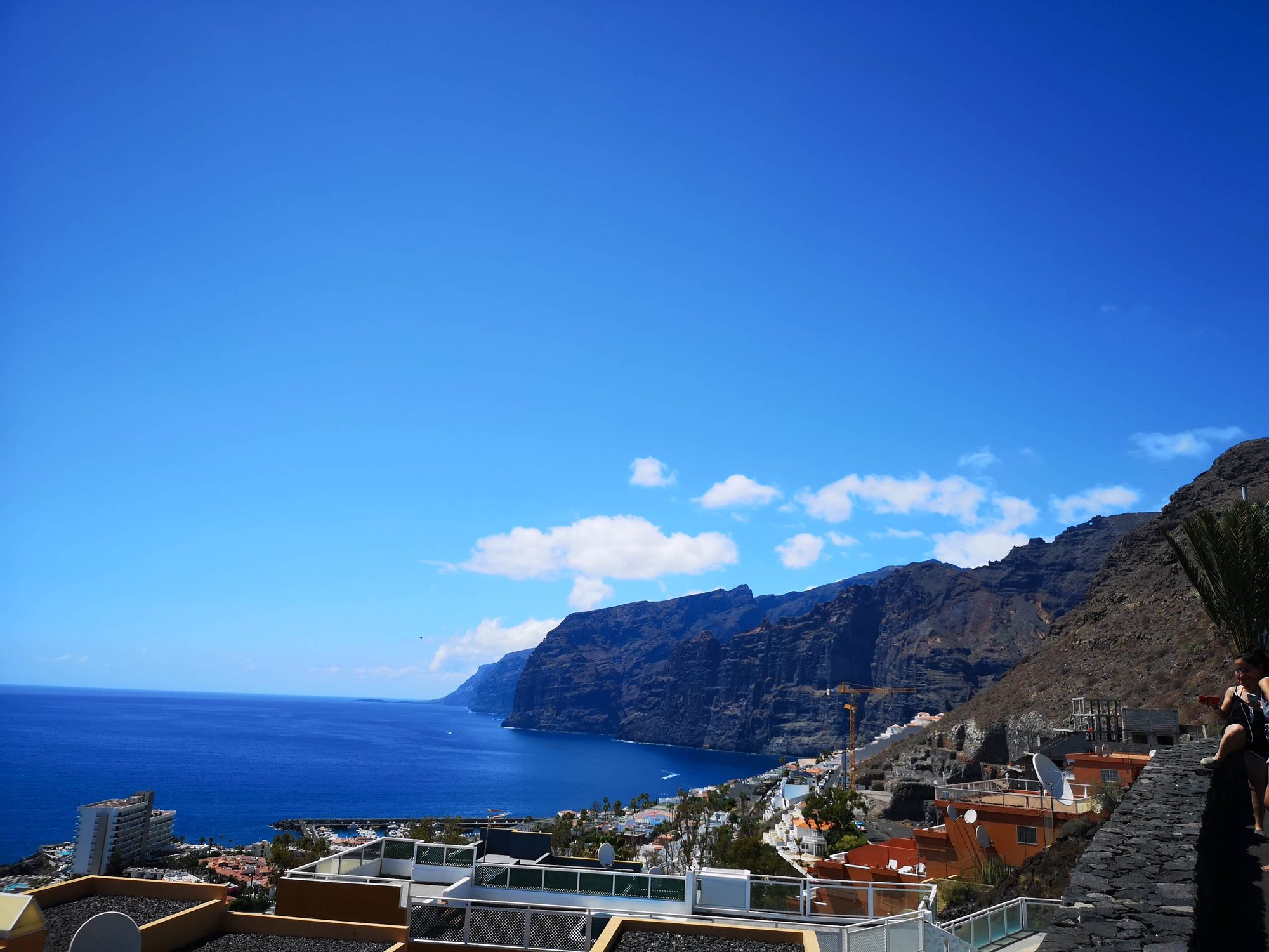 Acantilados de Los Gigantes junto al océano azul bajo un cielo despejado en Tenerife.