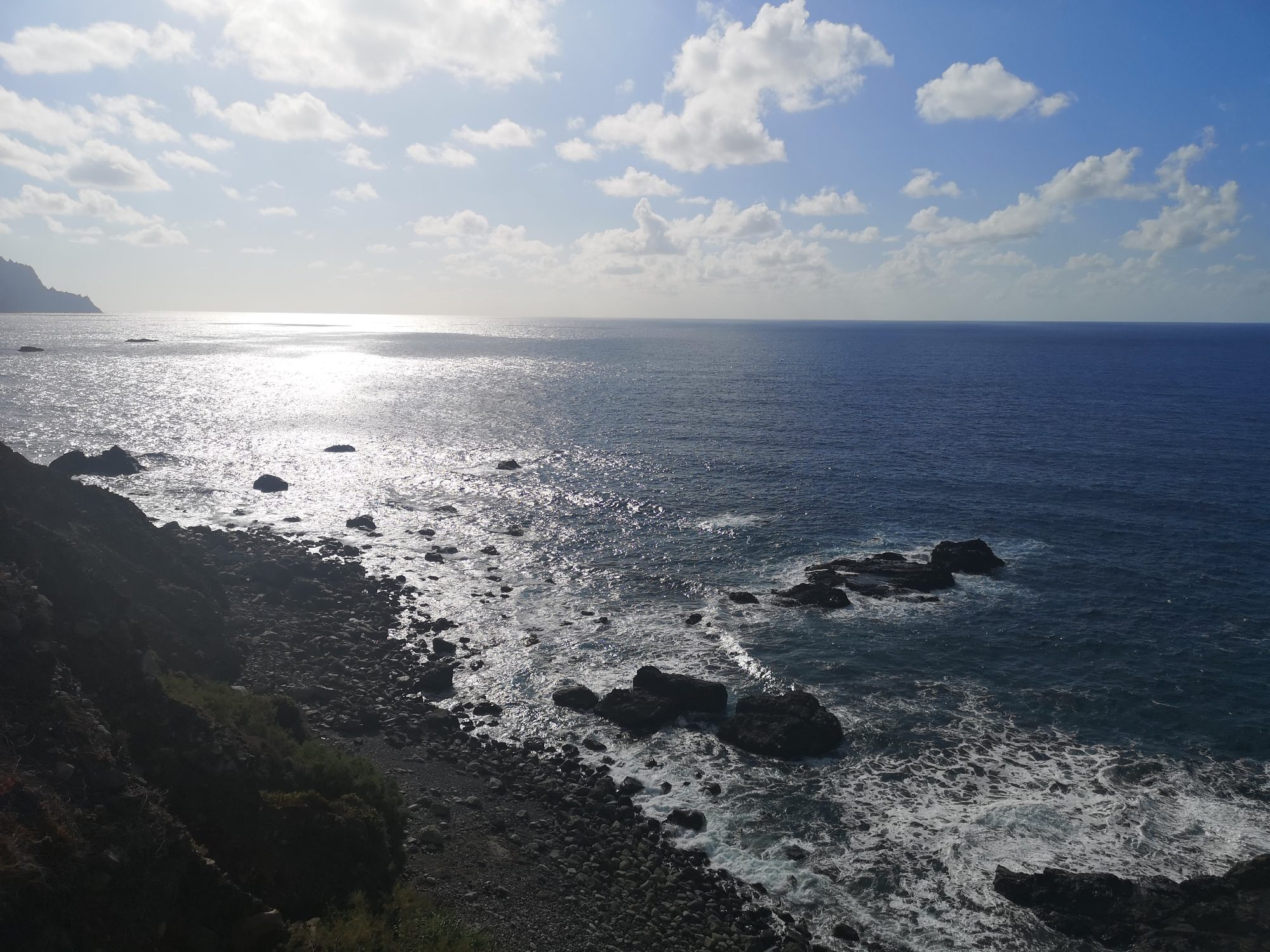 Costa rocosa y olas del océano Atlántico bajo el sol en Santa Cruz de Tenerife.