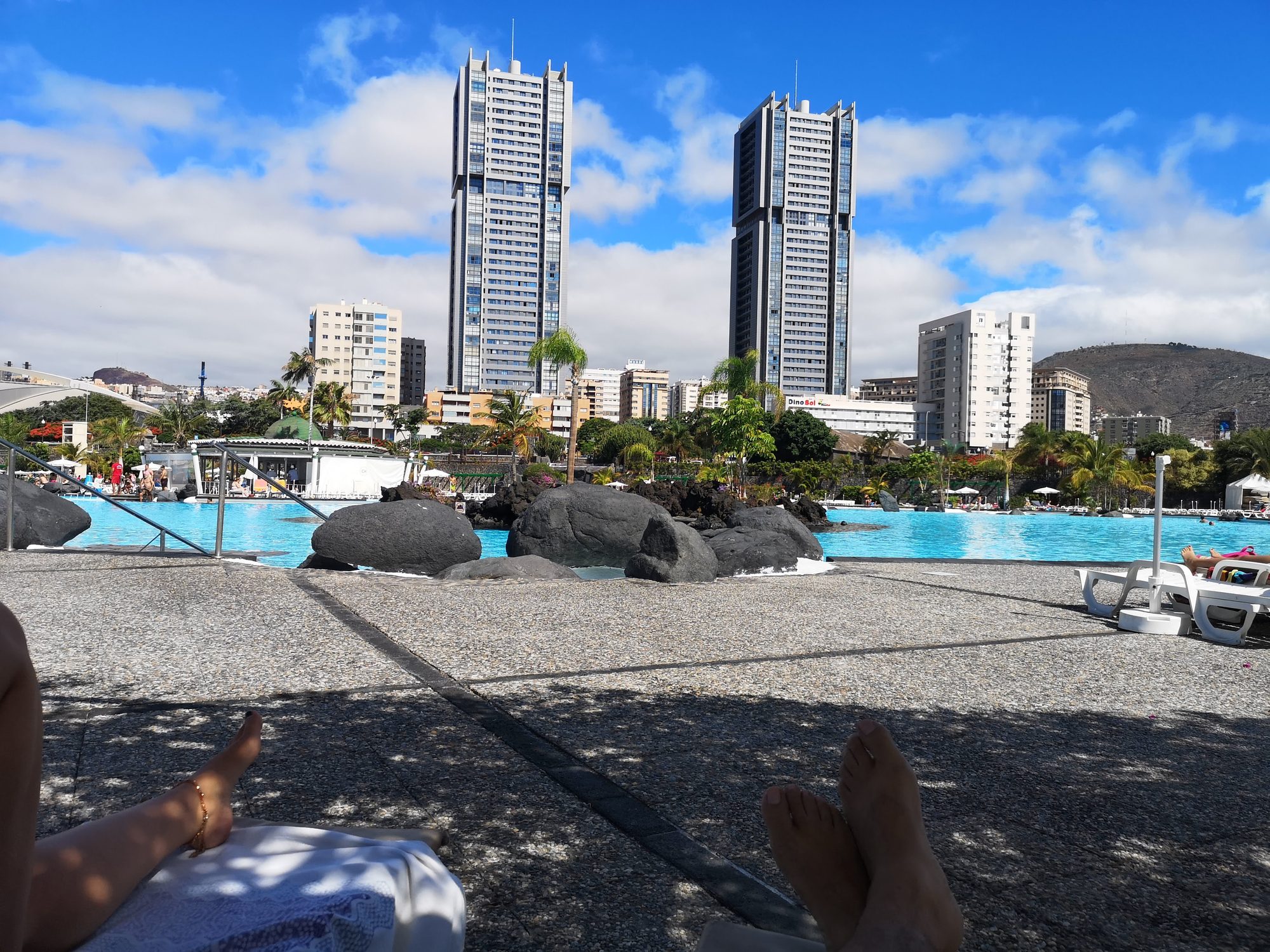Piscinas del Parque Marítimo con las Torres de Santa Cruz al fondo.