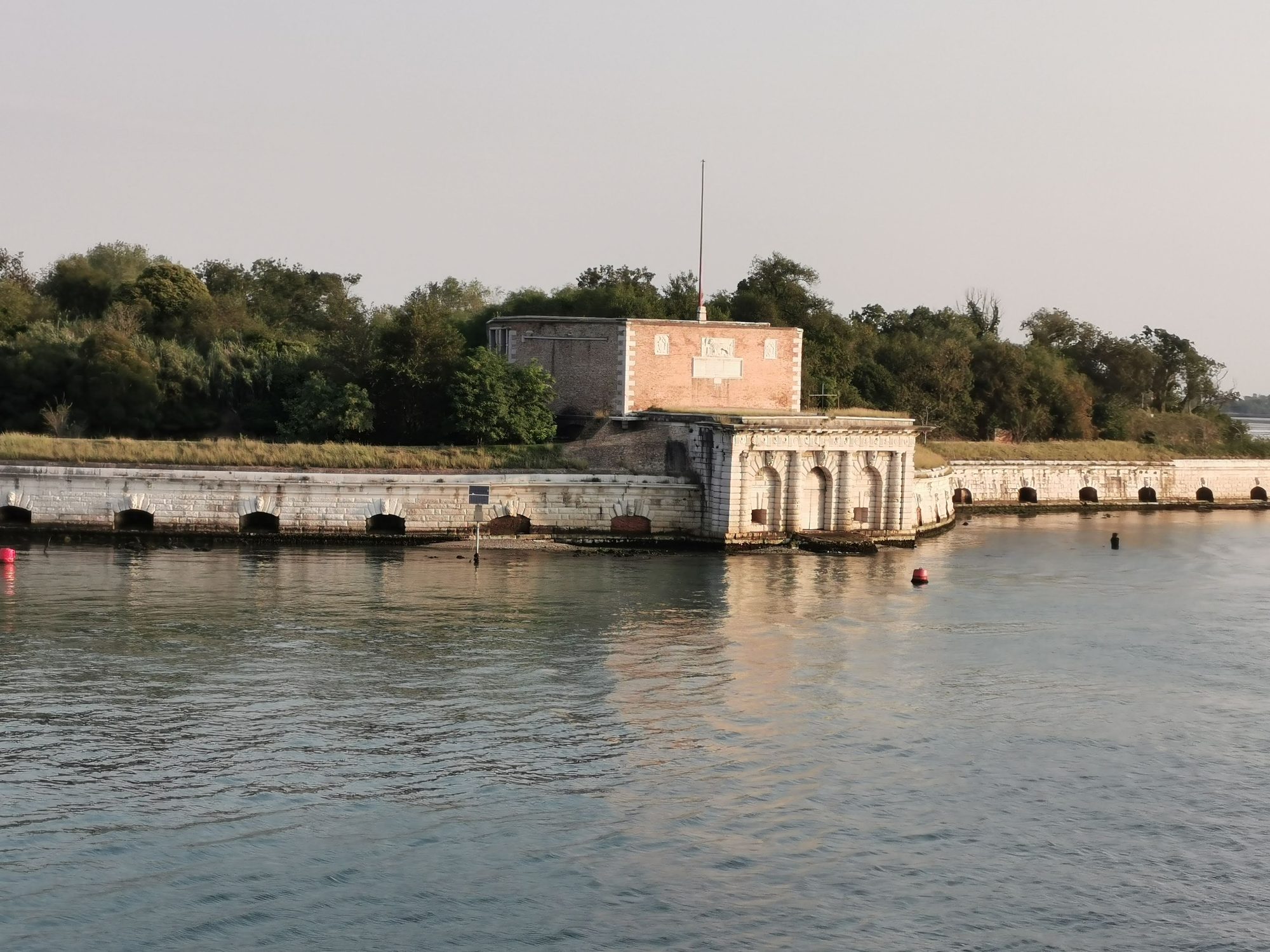 Antigua fortaleza costera de piedra y ladrillo en la laguna de Venecia.