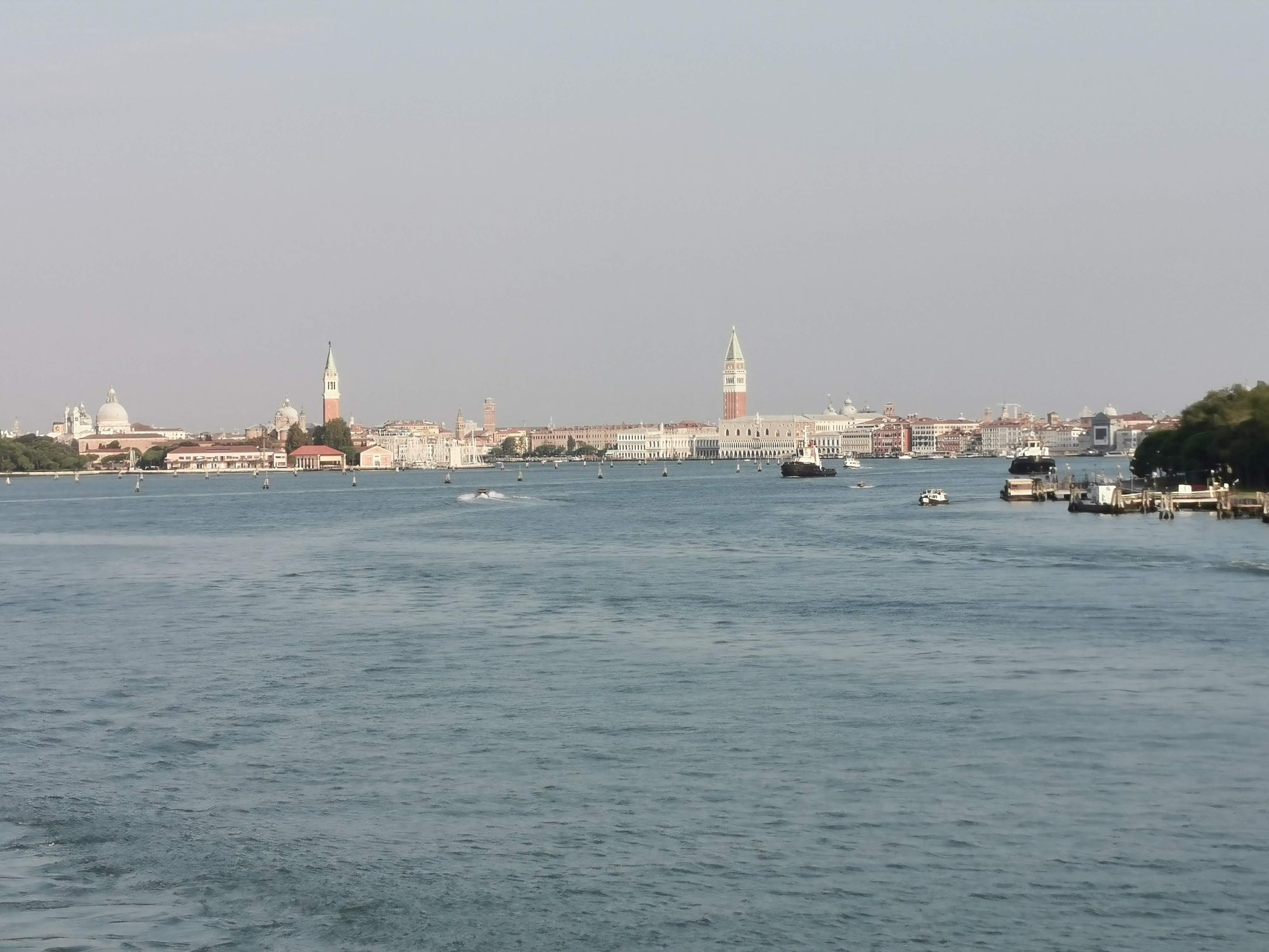 Panorámica de la laguna de Venecia con el campanario de San Marcos al fondo