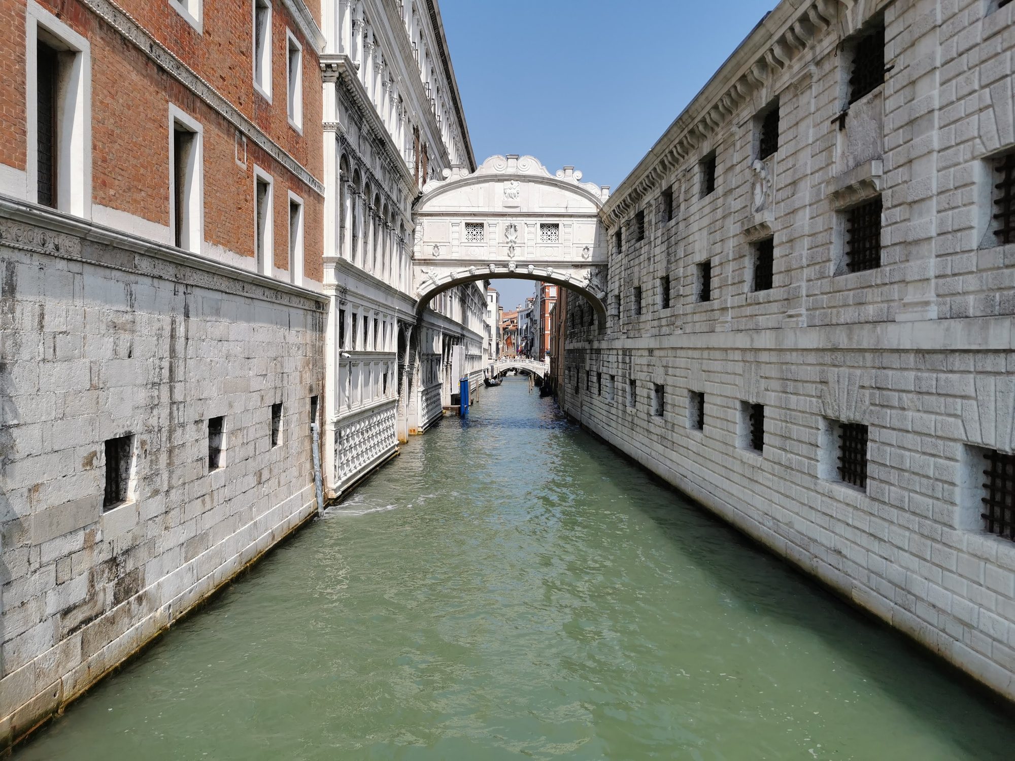 Vista del Puente de los Suspiros sobre un canal estrecho en Venecia.