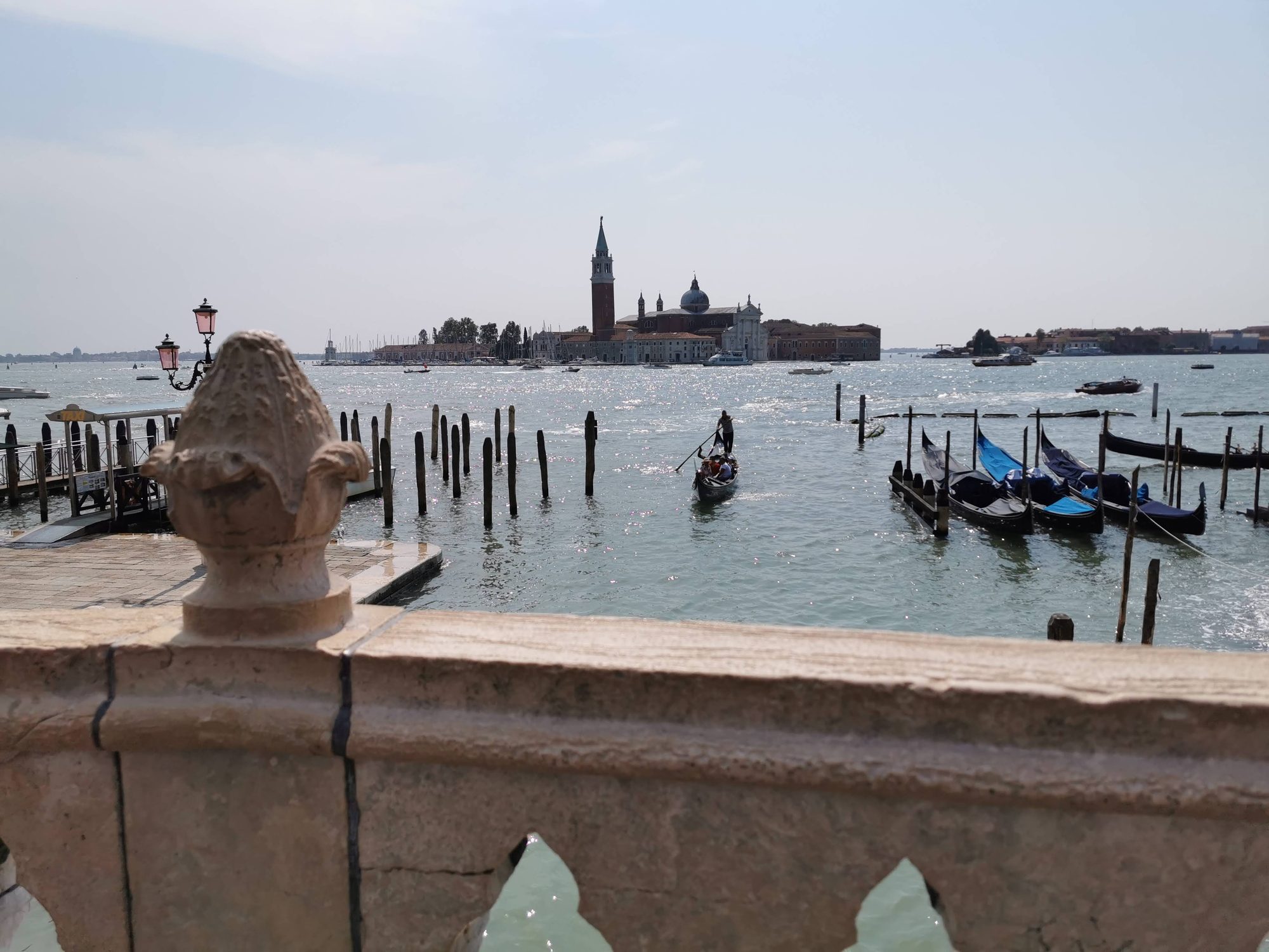 Góndolas en la laguna con la isla de San Giorgio Maggiore al fondo en Venecia.