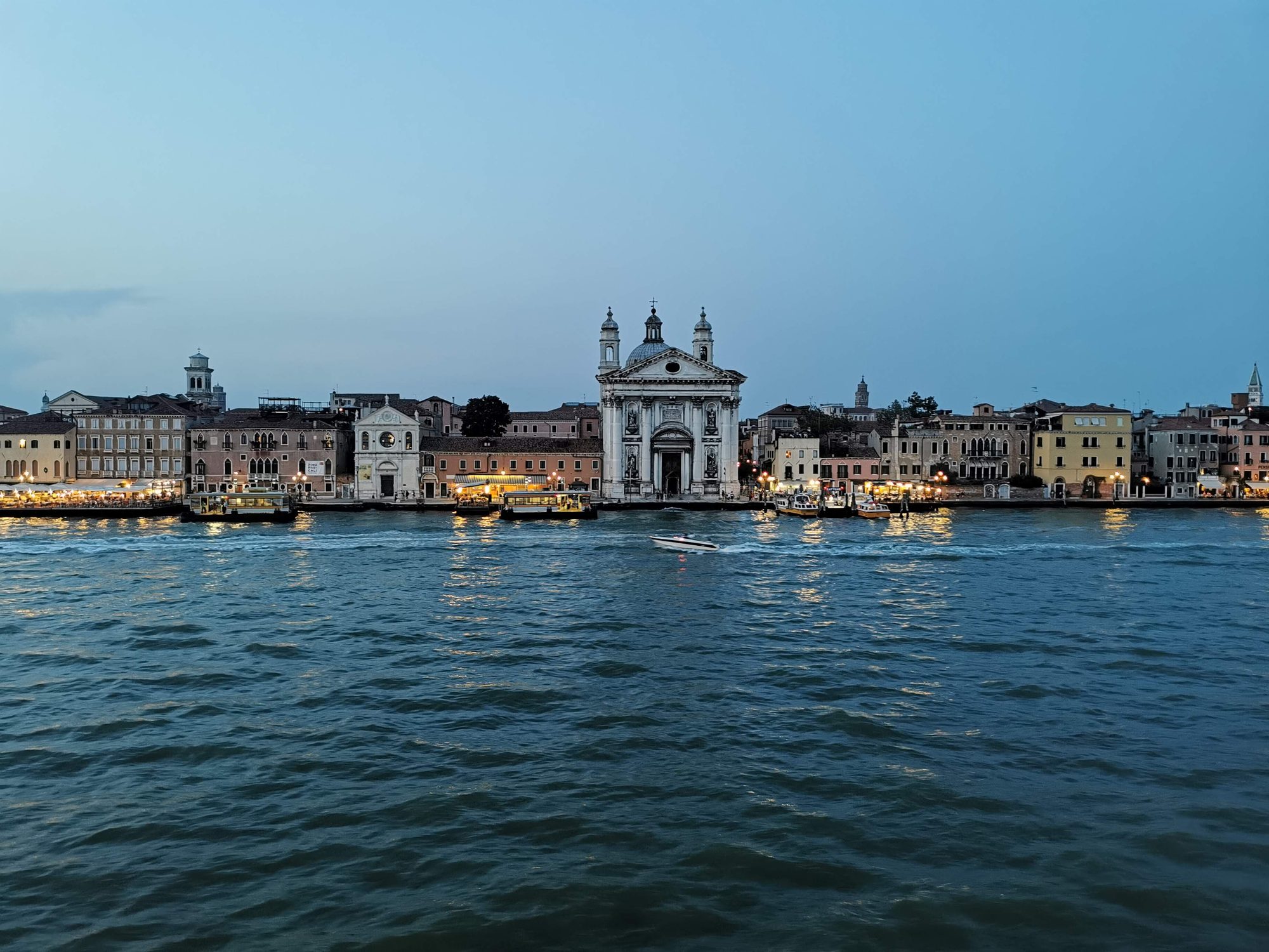 Vista del canal de Giudecca y la iglesia de los Gesuati al atardecer en Venecia.