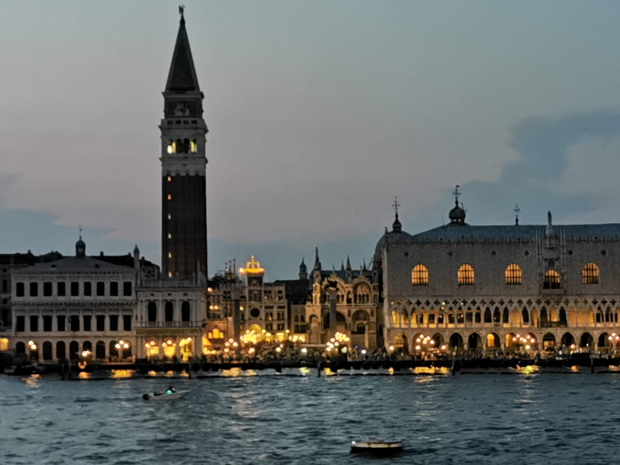 Plaza de San Marcos y el Palacio Ducal iluminados al anochecer en Venecia.