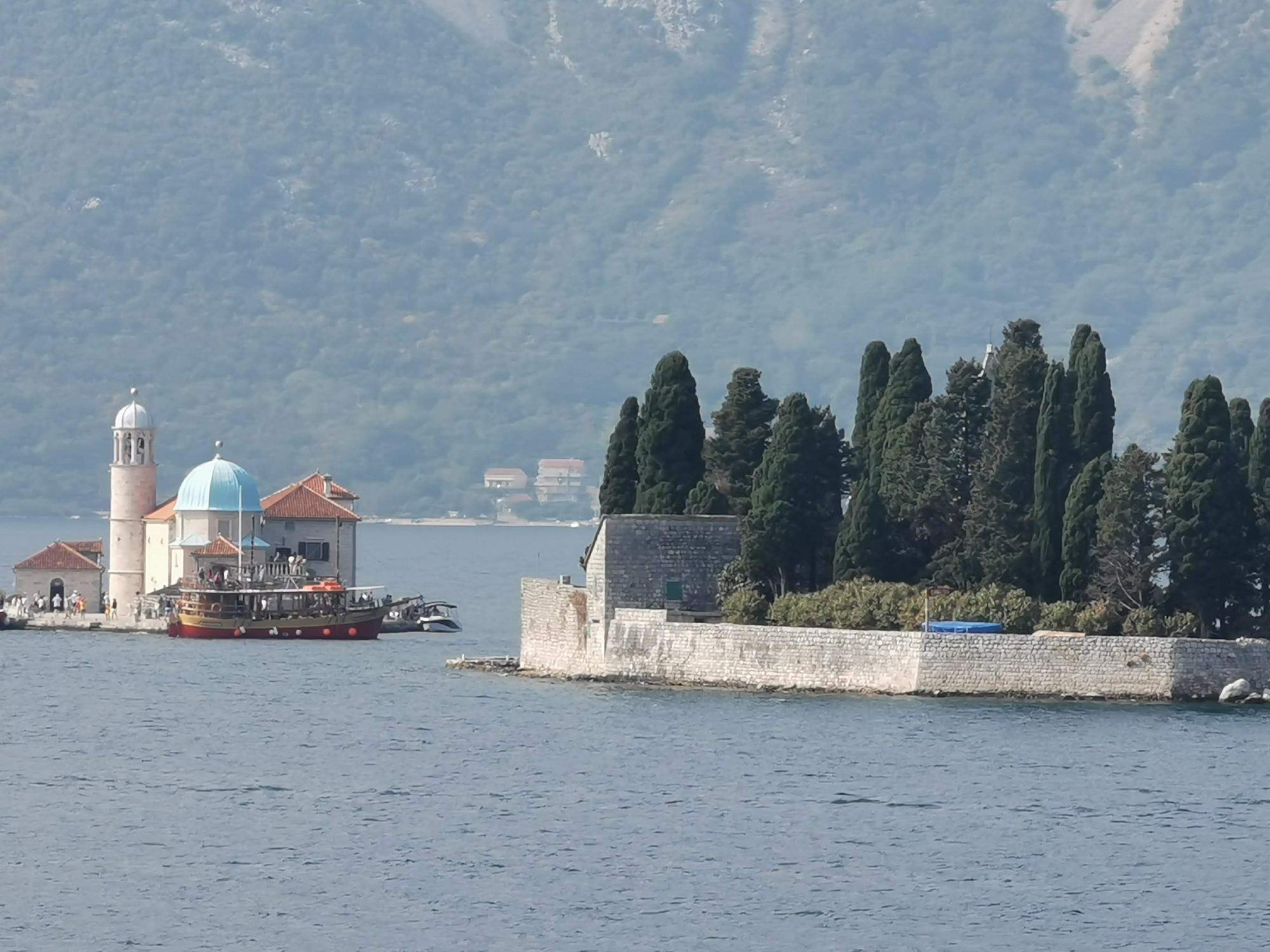 Islotes de Nuestra Señora de las Rocas y San Jorge en la bahía de Kotor