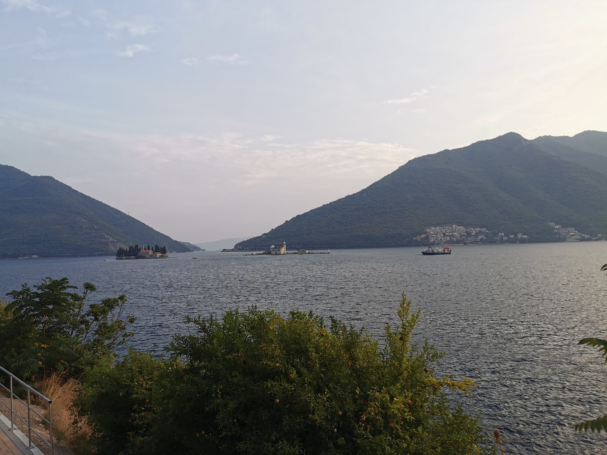 Vista de la bahía de Kotor con pequeños islotes rodeados de montañas en Perast.
