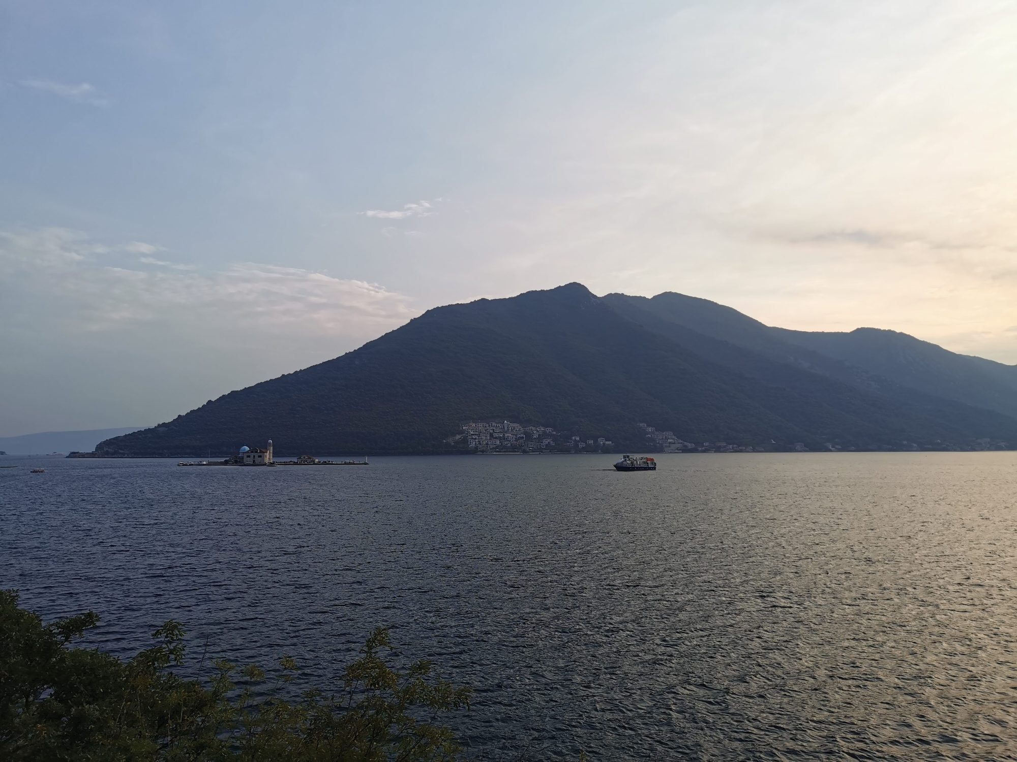 Bahía de Kotor con montañas de fondo y pequeños islotes cerca de Perast.