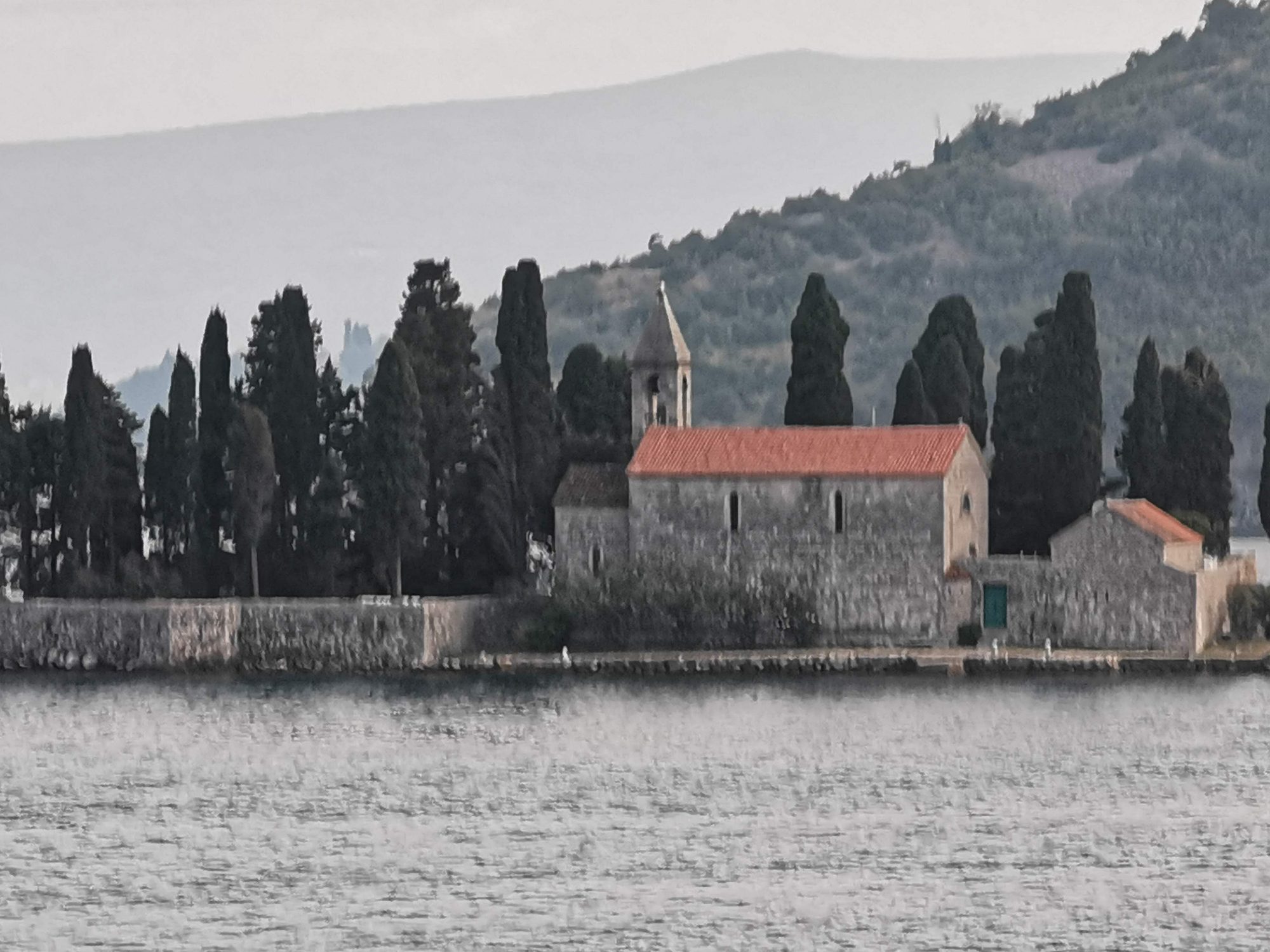 Monasterio de San Jorge rodeado de cipreses en una isla frente a Perast.