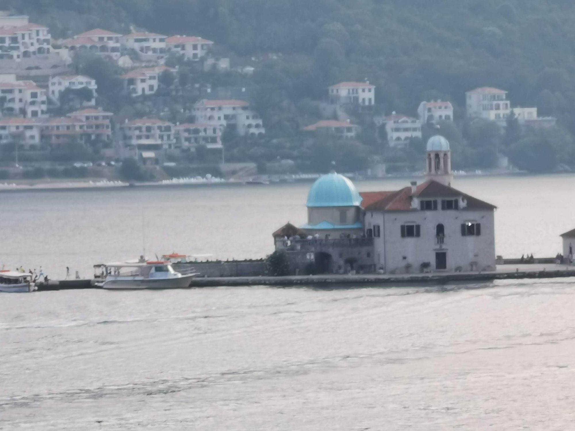 Iglesia de Nuestra Señora de las Rocas en un islote frente a Perast.