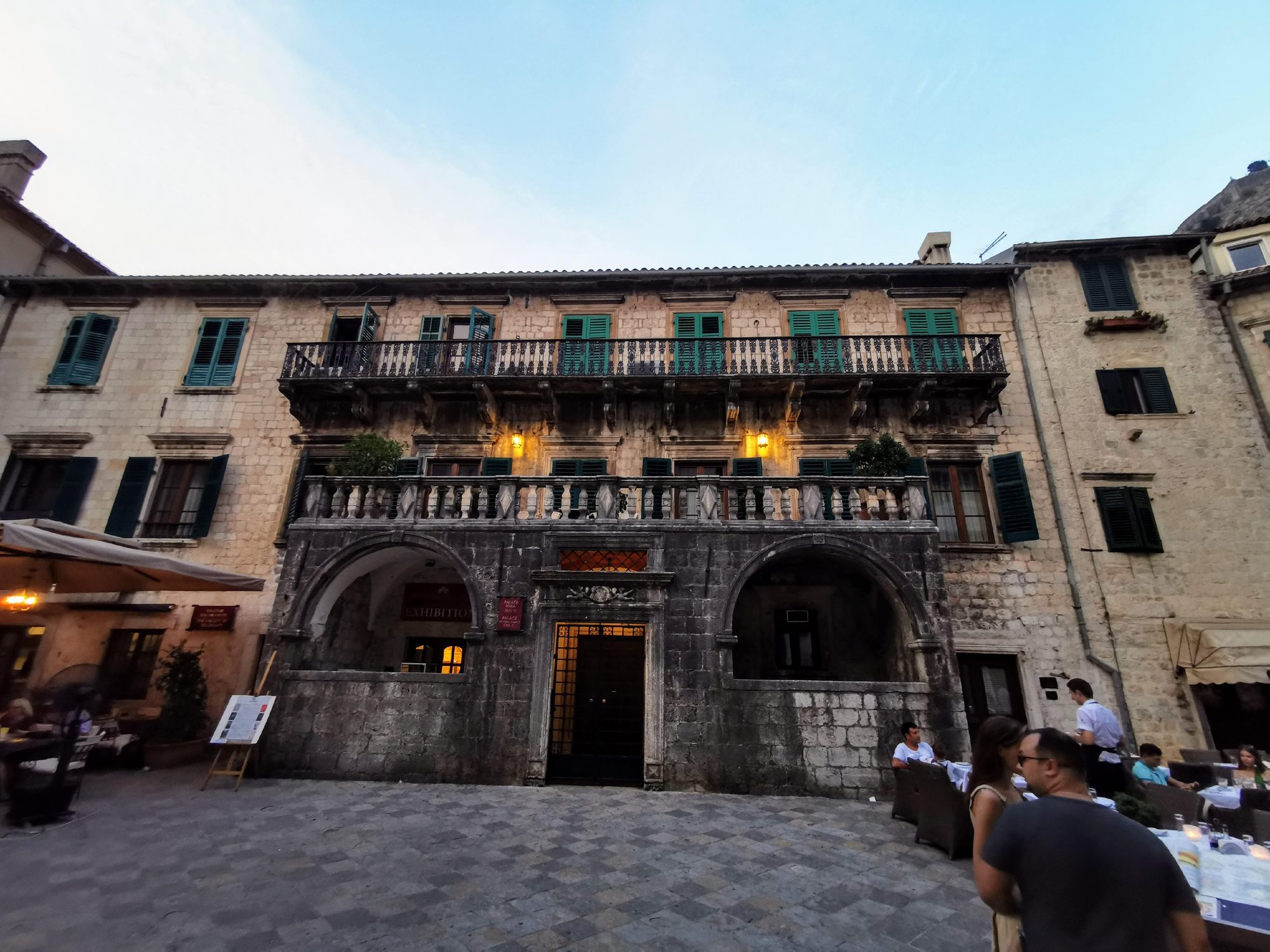 Fachada de piedra del Palacio Pima con balcones tradicionales en Kotor.