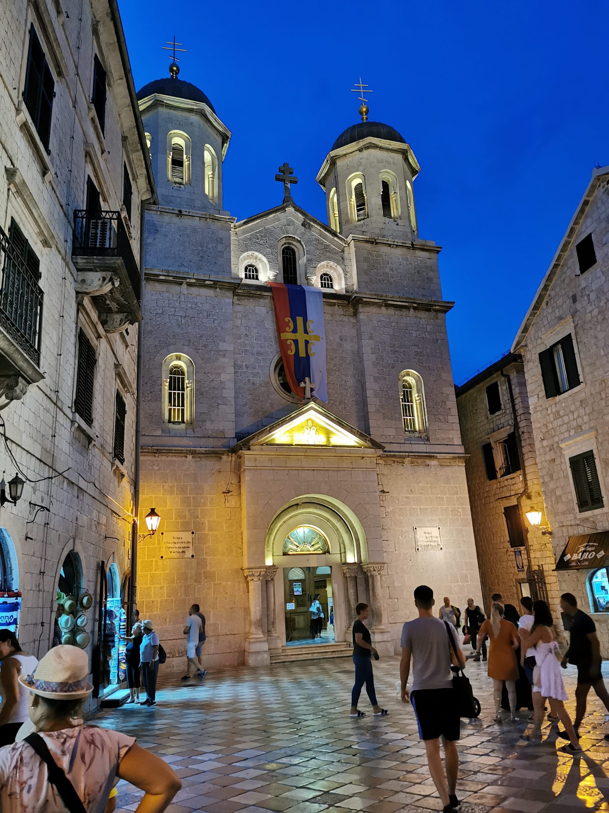 Iglesia ortodoxa de San Nicolás iluminada al anochecer en el casco antiguo de Kotor.