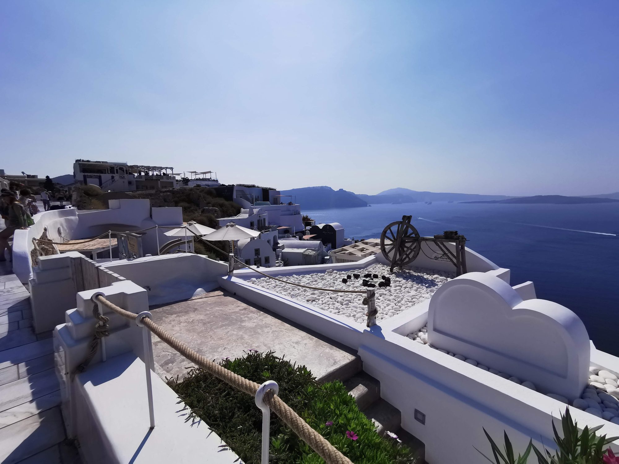 Terrazas blancas tradicionales con vistas al mar Egeo en Oia, Santorini.