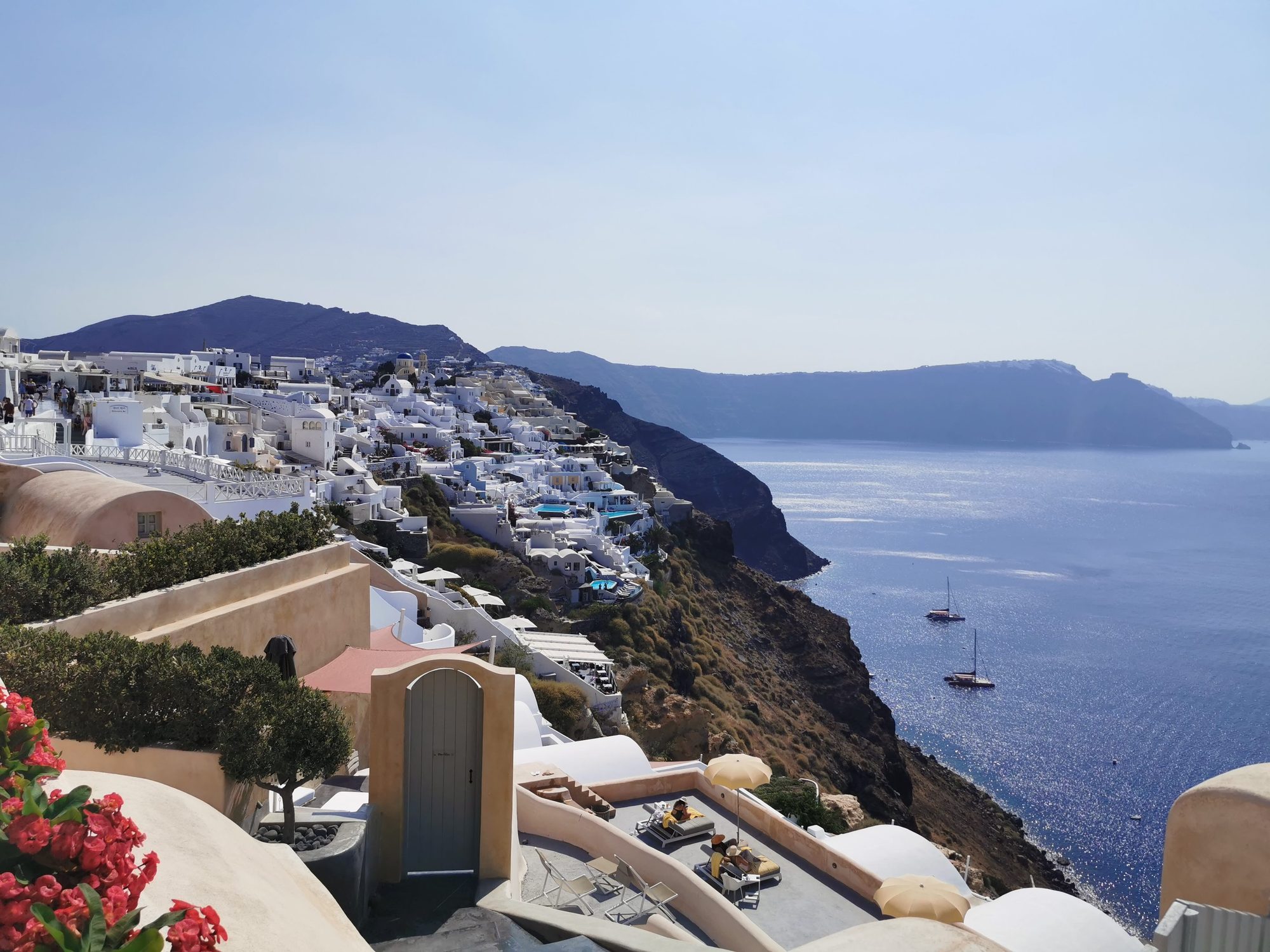 Casas blancas escalonadas sobre el acantilado de Oia frente al mar azul.