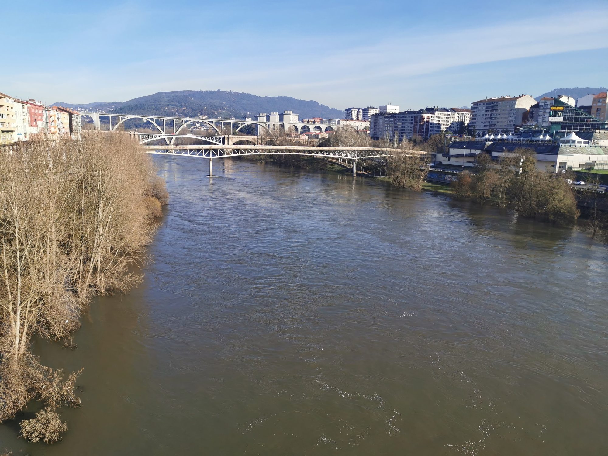 Río Miño a su paso por Ourense con varios puentes y edificios al fondo