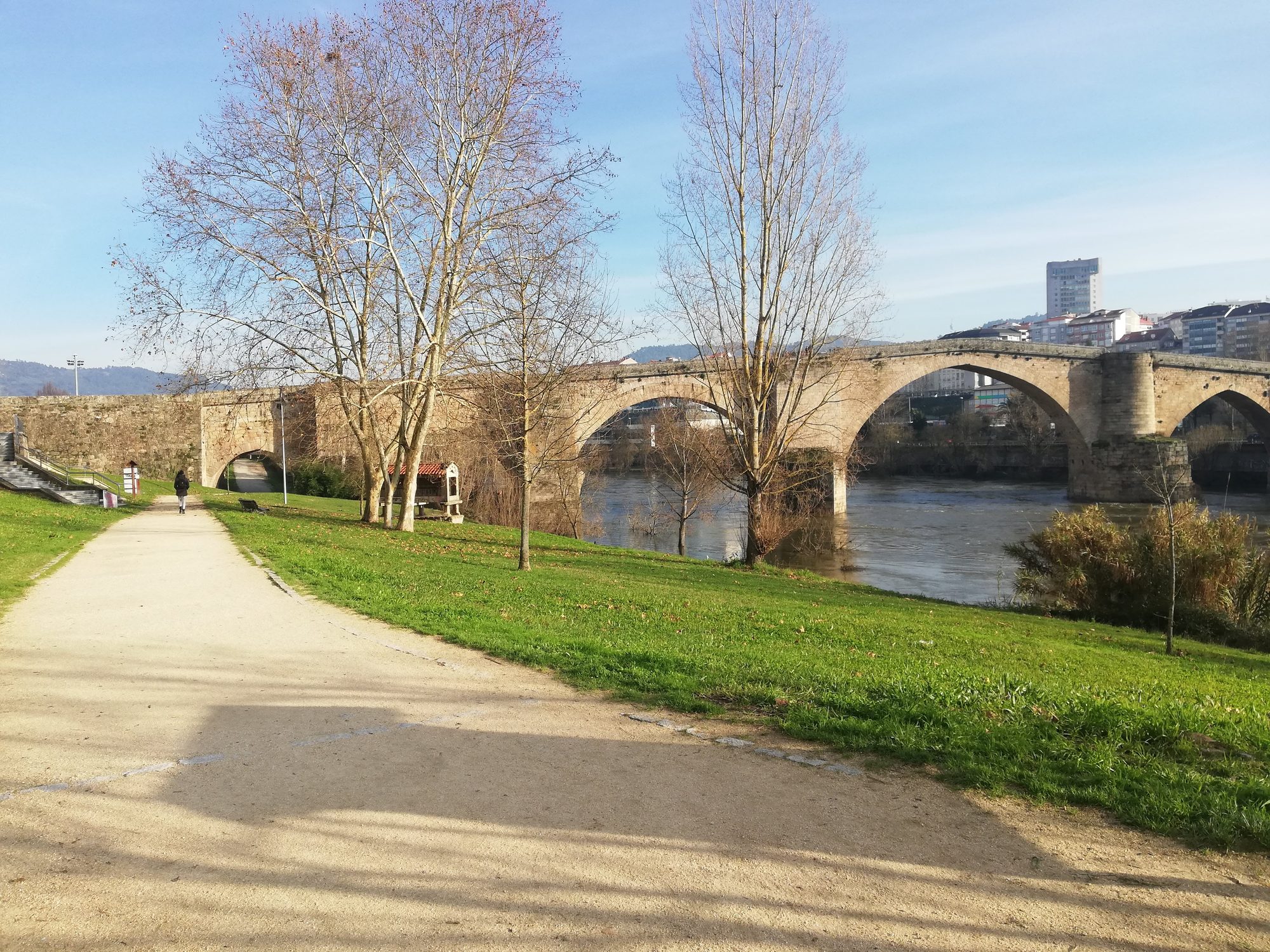 Puente romano de Ourense sobre el río Miño visto desde el parque fluvial.