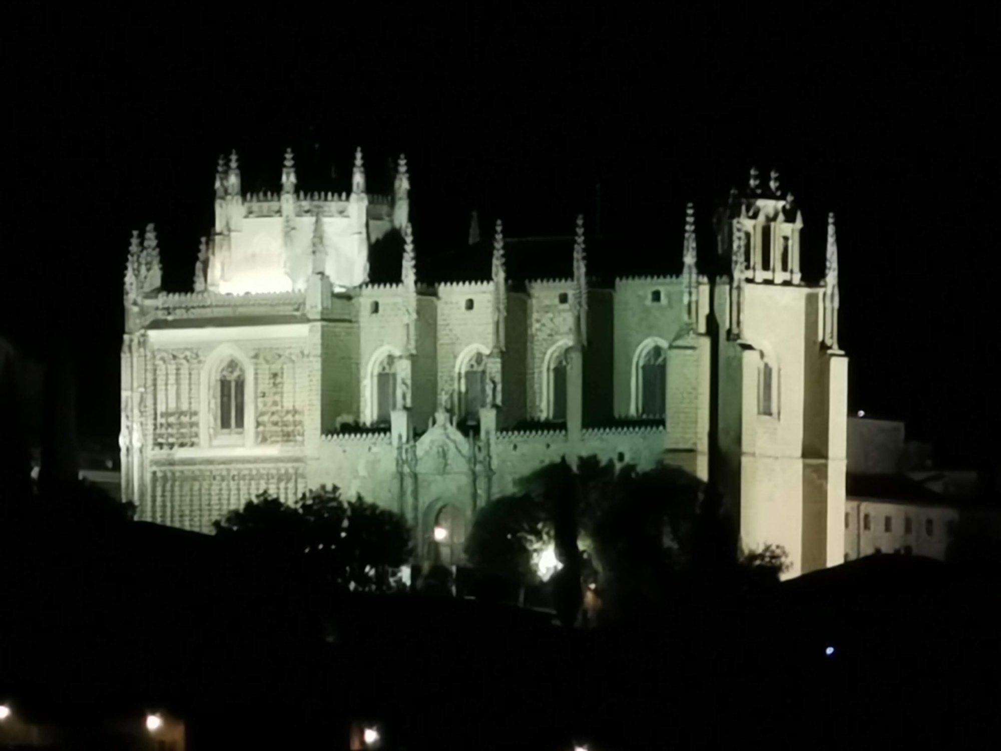 Monasterio de San Juan de los Reyes iluminado durante la noche en Toledo.