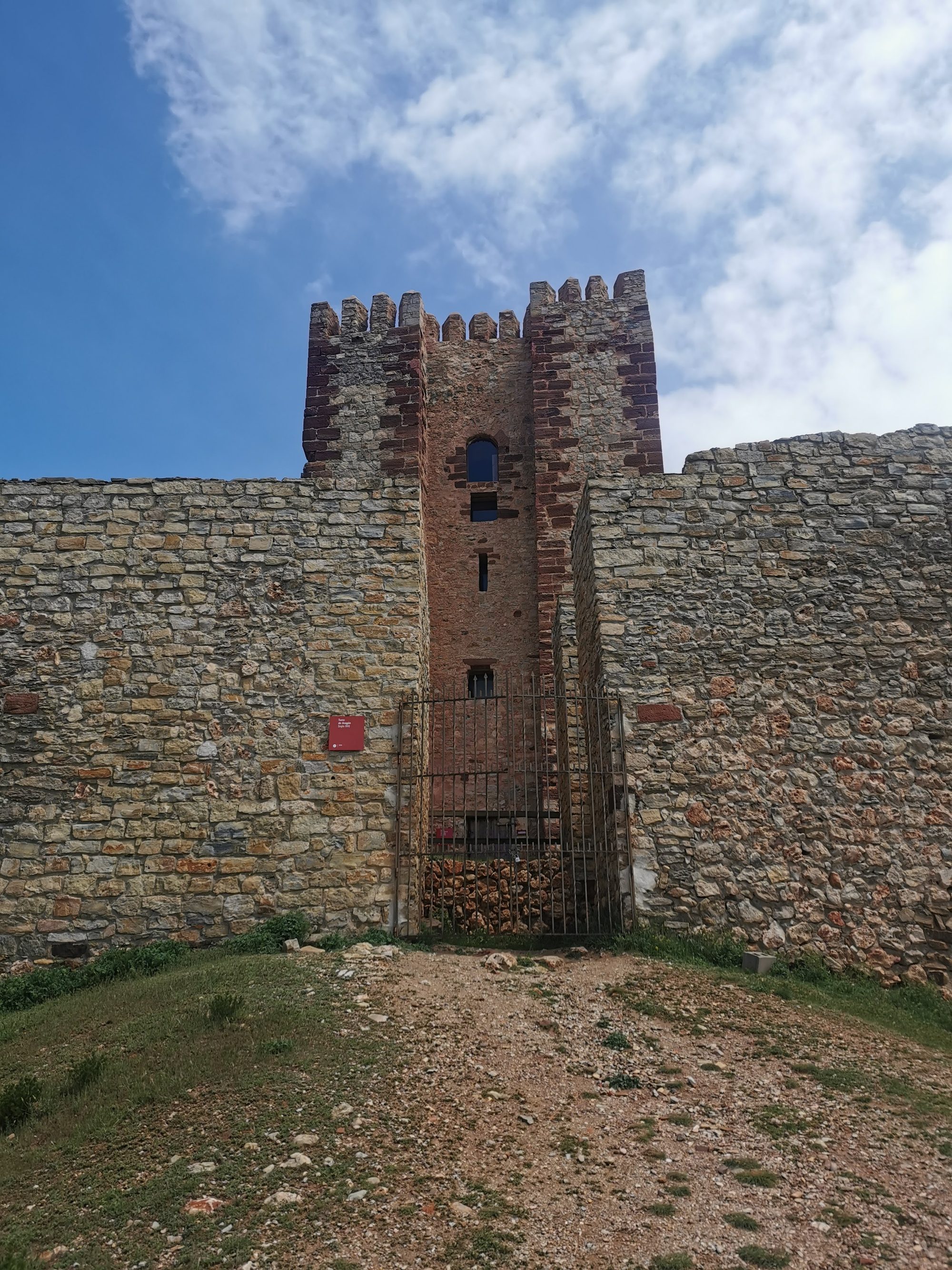 Torre y murallas de piedra del castillo medieval de Molina de Aragón.