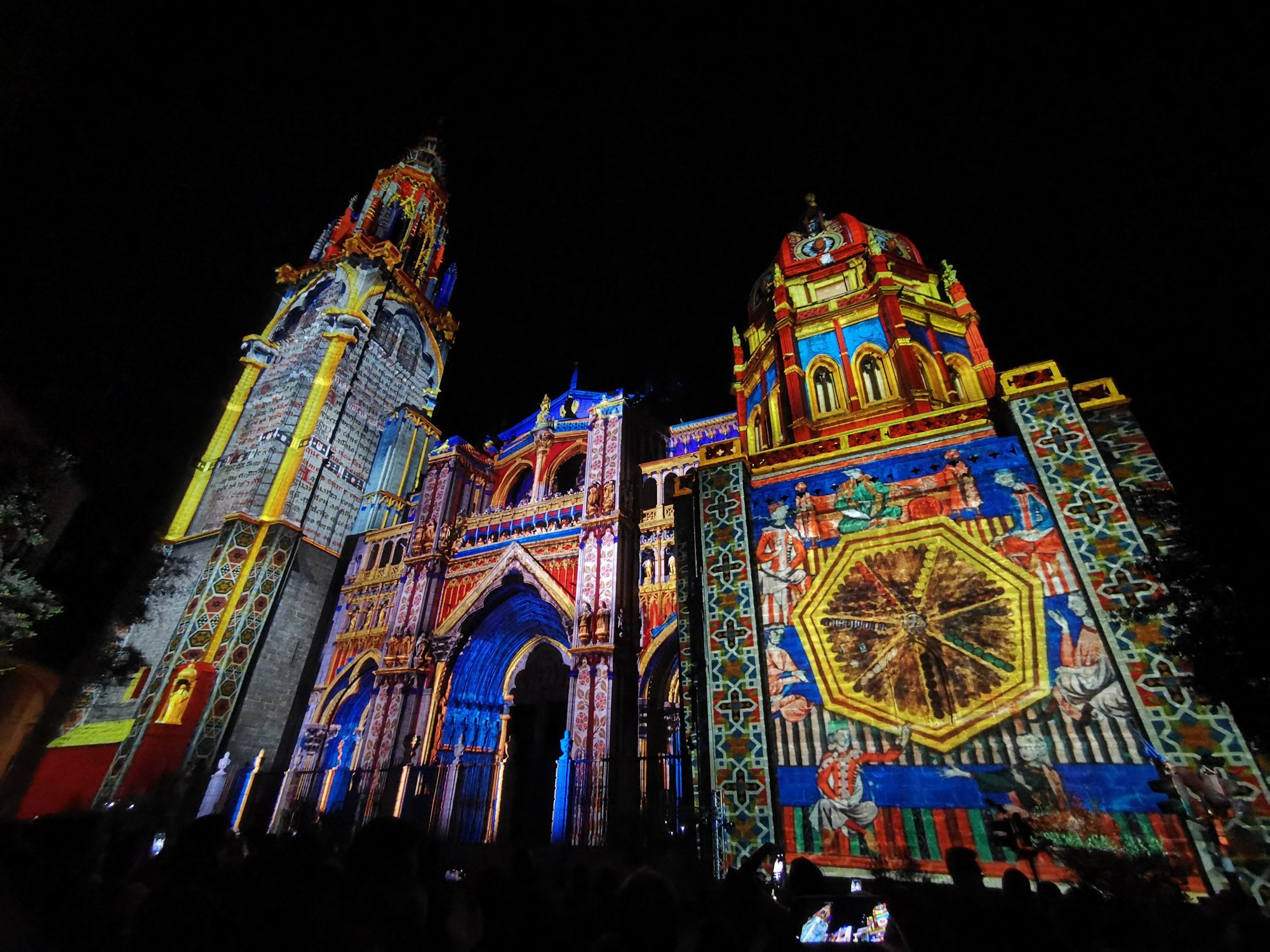 Fachada de la Catedral de Toledo iluminada con un espectáculo de videomapping nocturno.