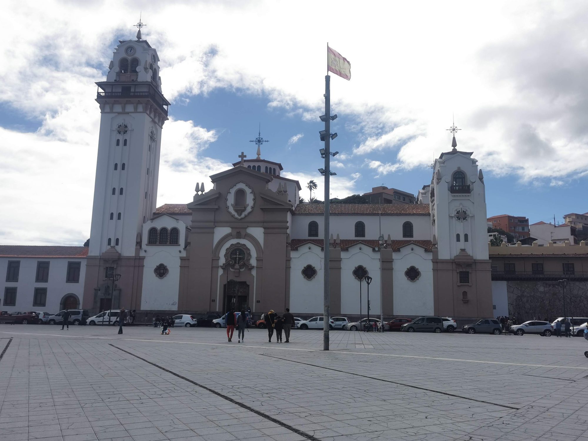 Fachada de la Basílica de Candelaria y su amplia plaza bajo un cielo con nubes.