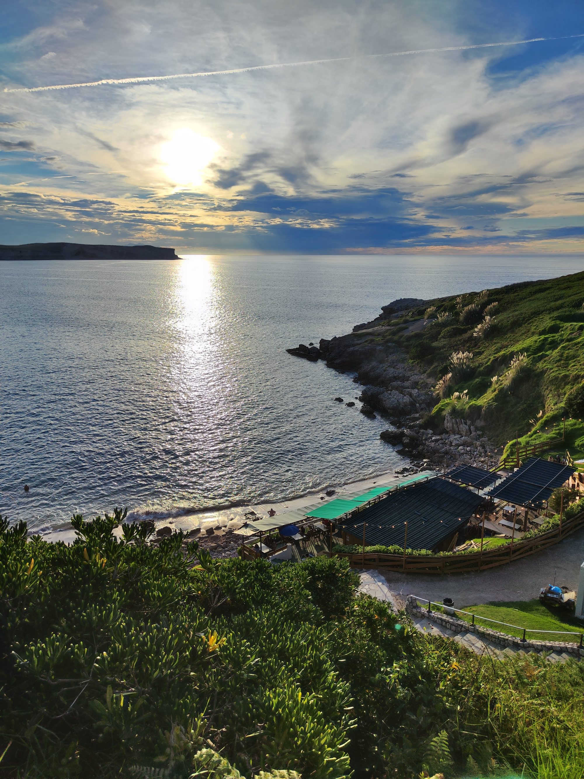 Atardecer sobre el mar y los acantilados junto a una cala en Suances.