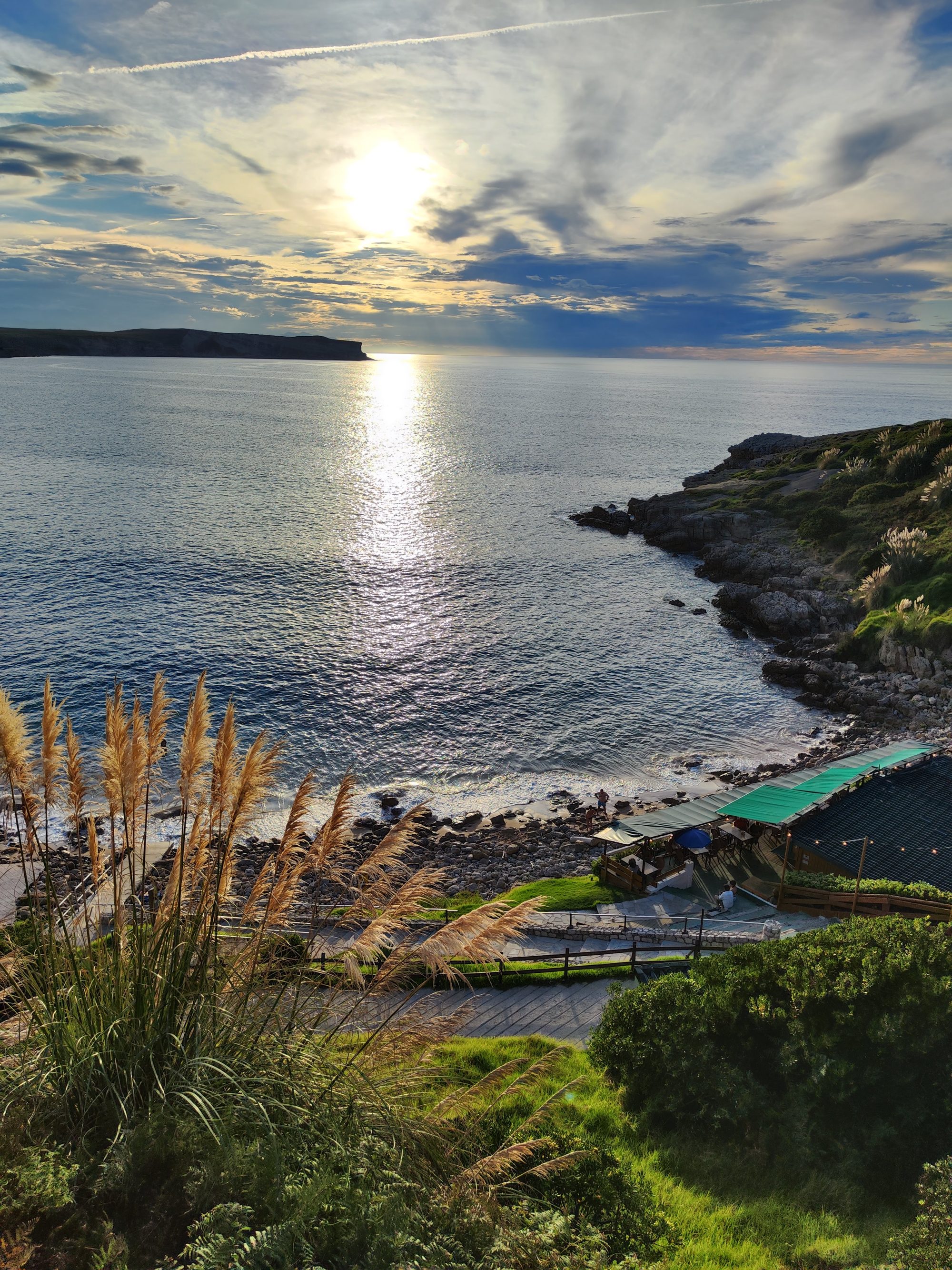 Atardecer sobre el mar Cantábrico desde los acantilados de la costa de Suances.