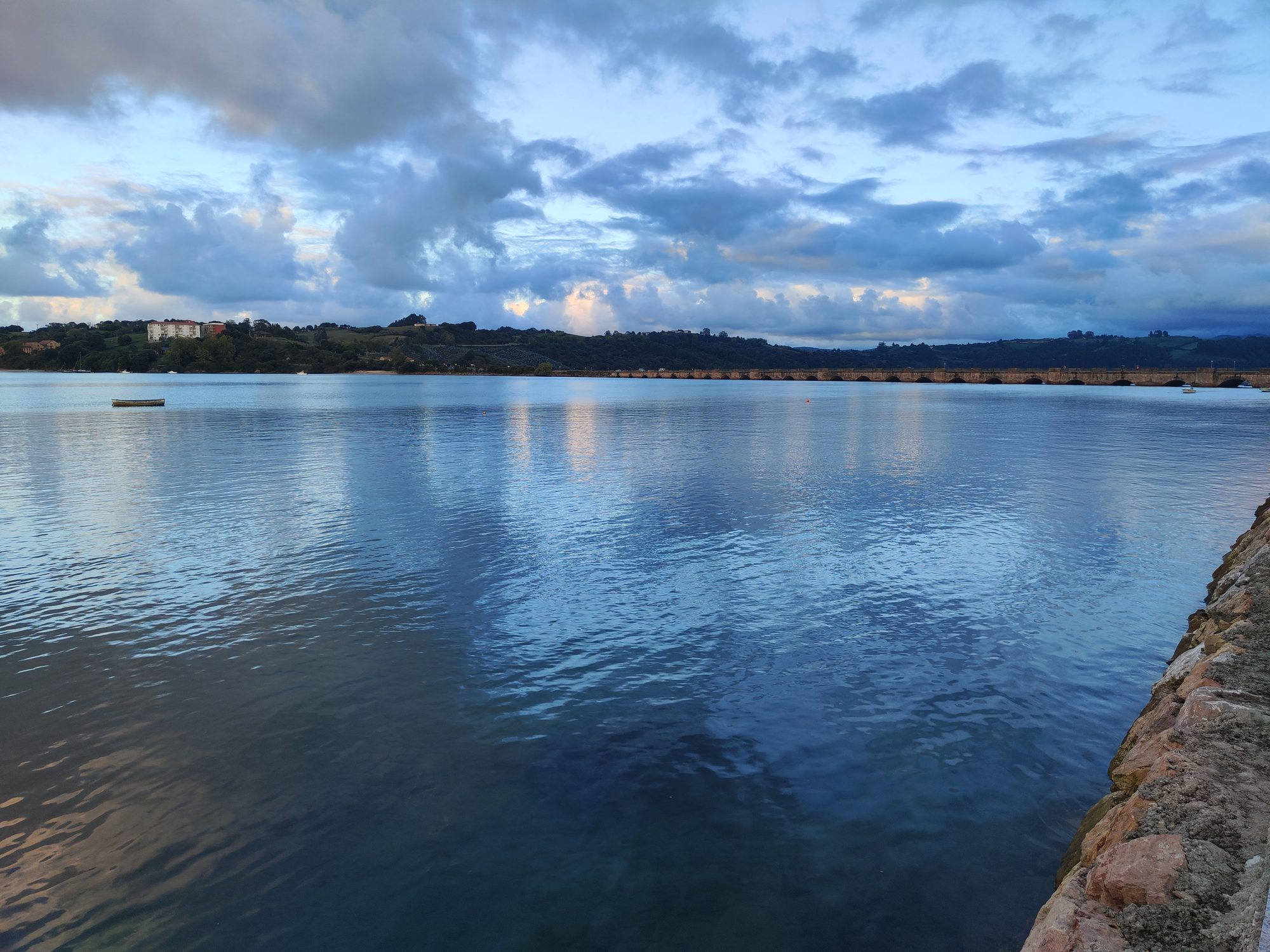 Ría de San Vicente de la Barquera con su histórico puente bajo un cielo nublado.