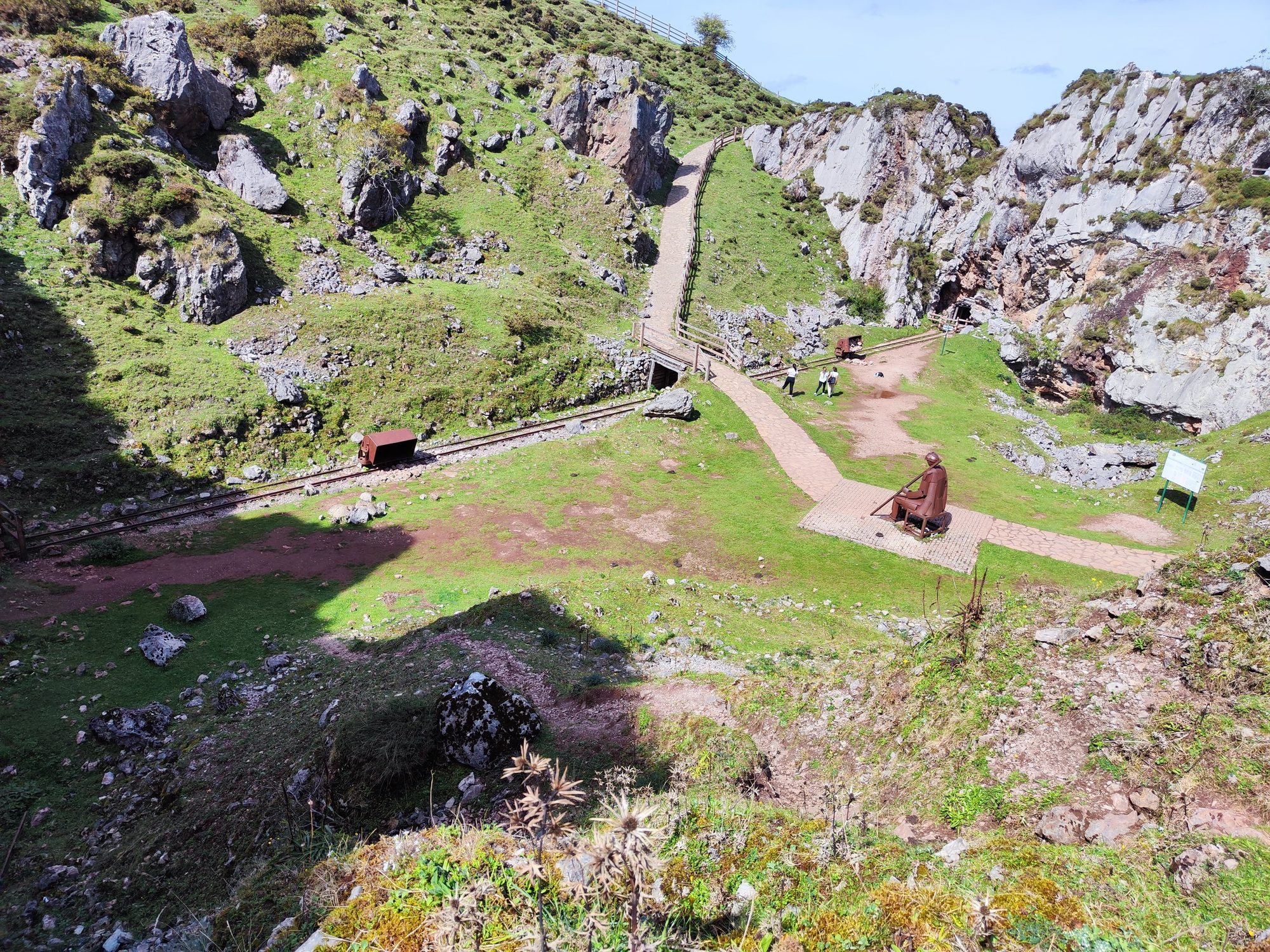 Antiguas vías mineras, vagonetas y senderos entre colinas rocosas en las Minas de Buferrera.