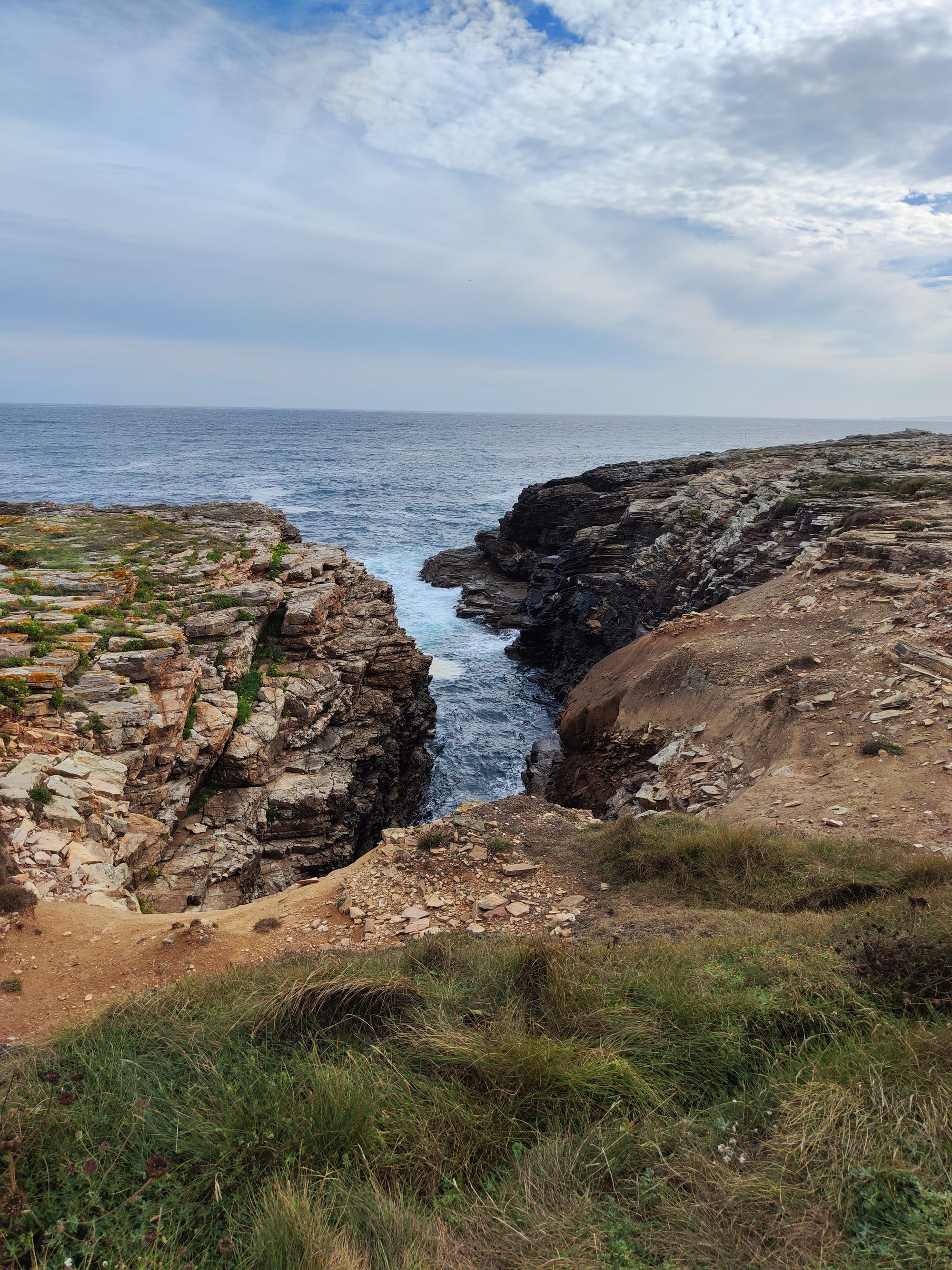 Acantilados rocosos y entrada del mar Cantábrico en la costa de Ribadeo.