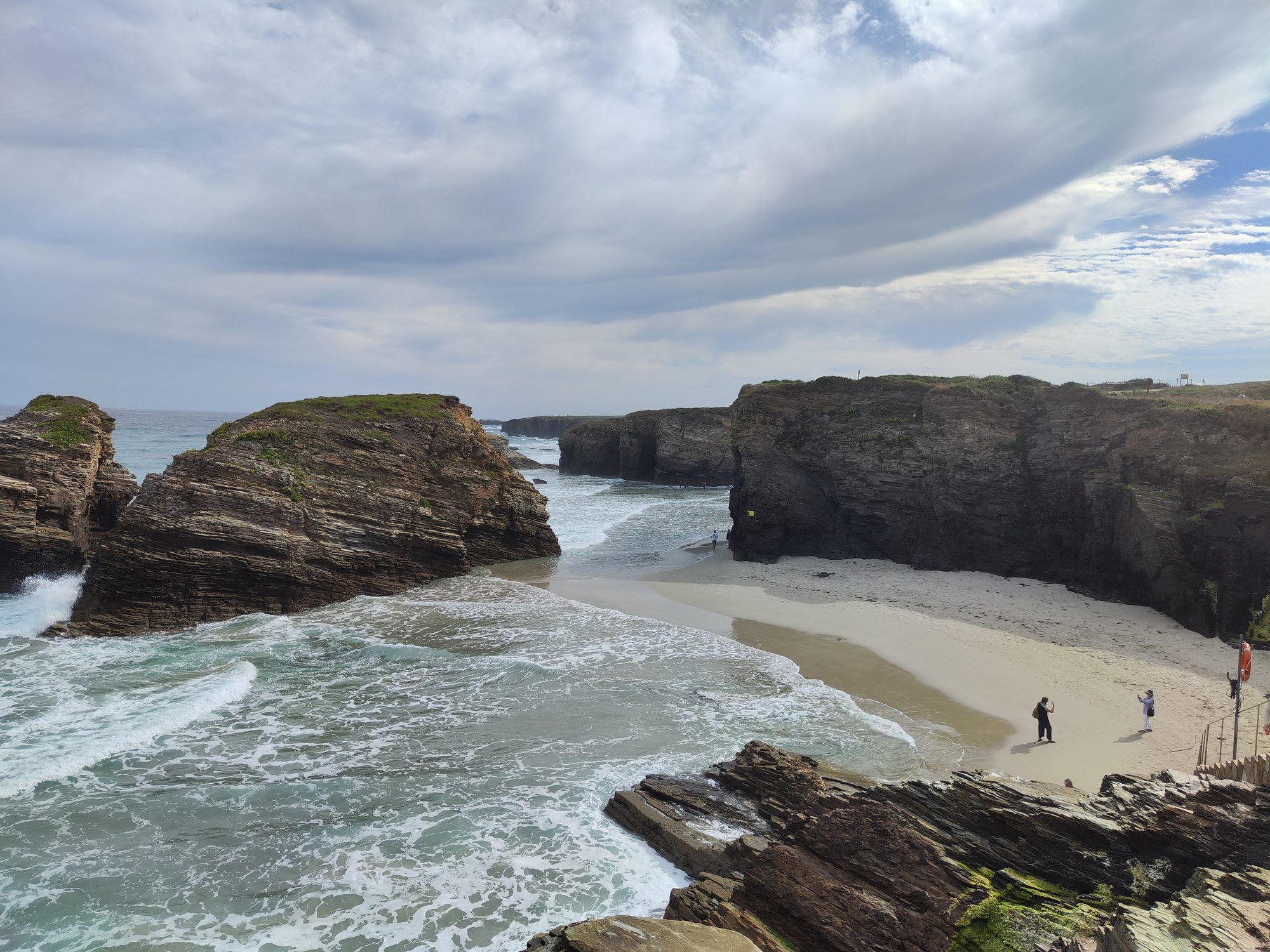 Acantilados rocosos y olas rompiendo en la playa de las Catedrales en Ribadeo.