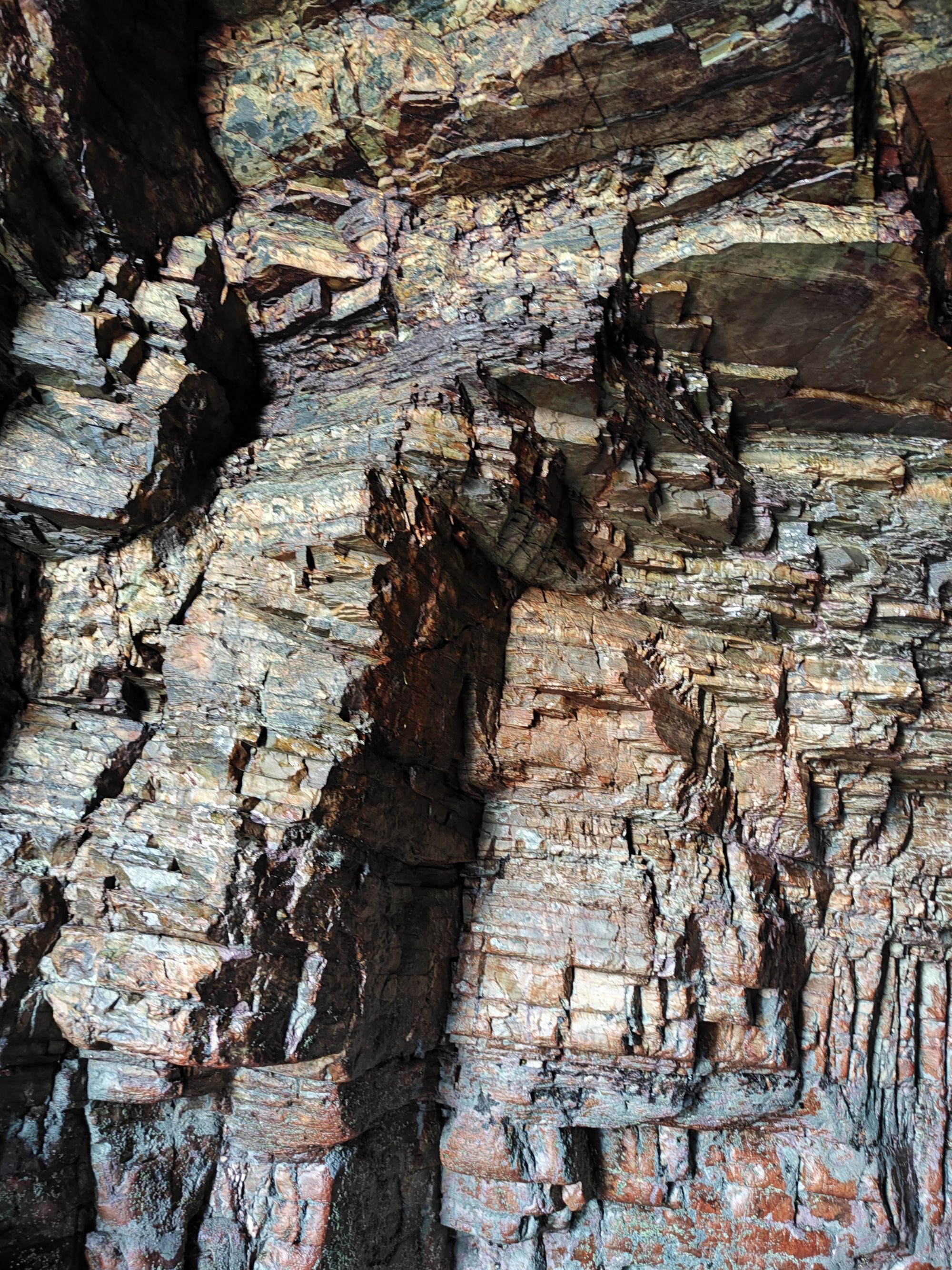 Detalle de formaciones rocosas estratificadas y erosionadas en la costa de Burela.