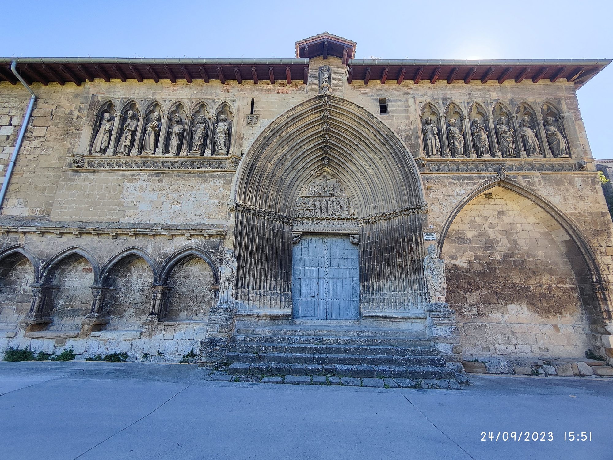Fachada gótica de la Iglesia del Santo Sepulcro en Estella con esculturas de piedra