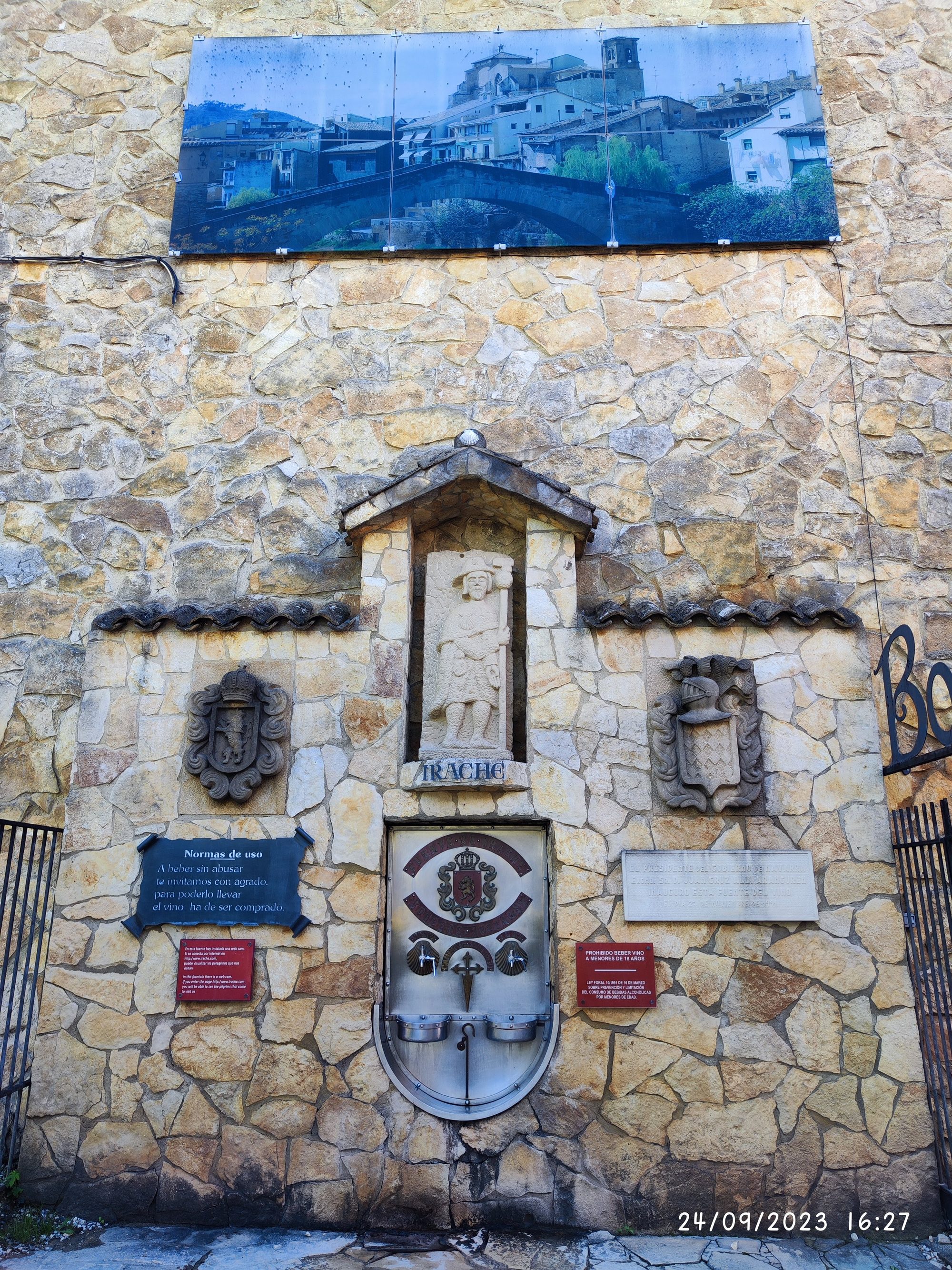 Fuente de vino de Irache integrada en una fachada de piedra en Ayegui, Navarra.